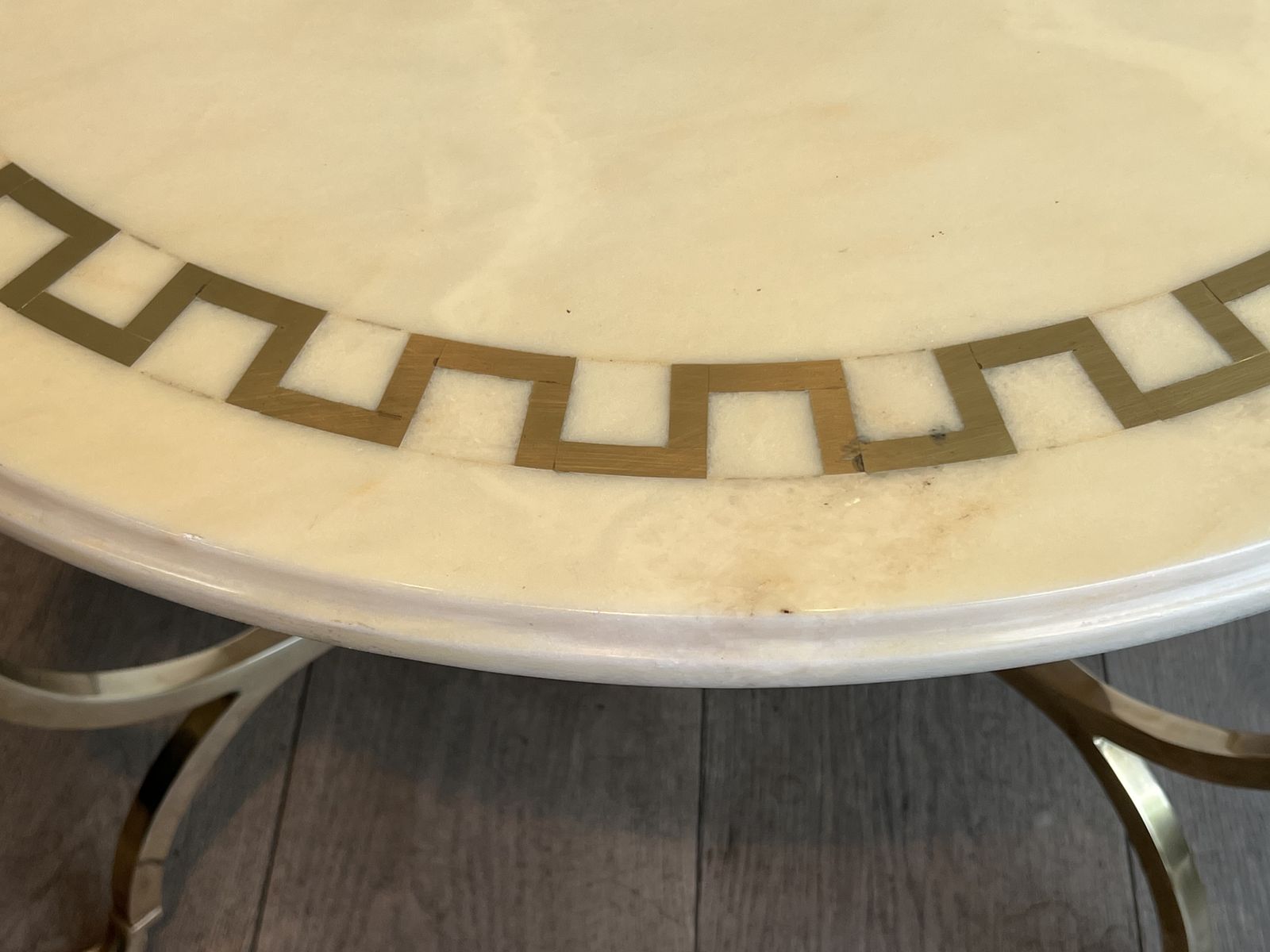 photo vintage Neoclassical Style Round Brass Coffee Table With Swan Necks And Legs And Brass Inlaid Marble Top From Maison Jansen