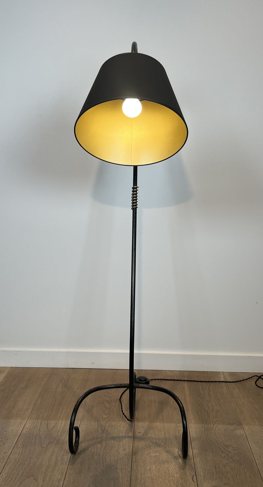 Designer Parquet Floor Lamp In Black Lacquered Metal And Brass In The Style Of Jean Royère photo vinterior