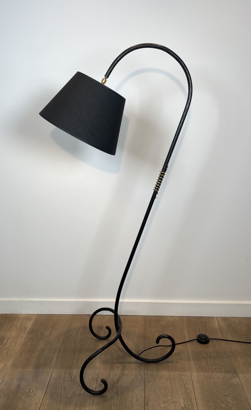 photo vintage Designer Parquet Floor Lamp In Black Lacquered Metal And Brass In The Style Of Jean Royère