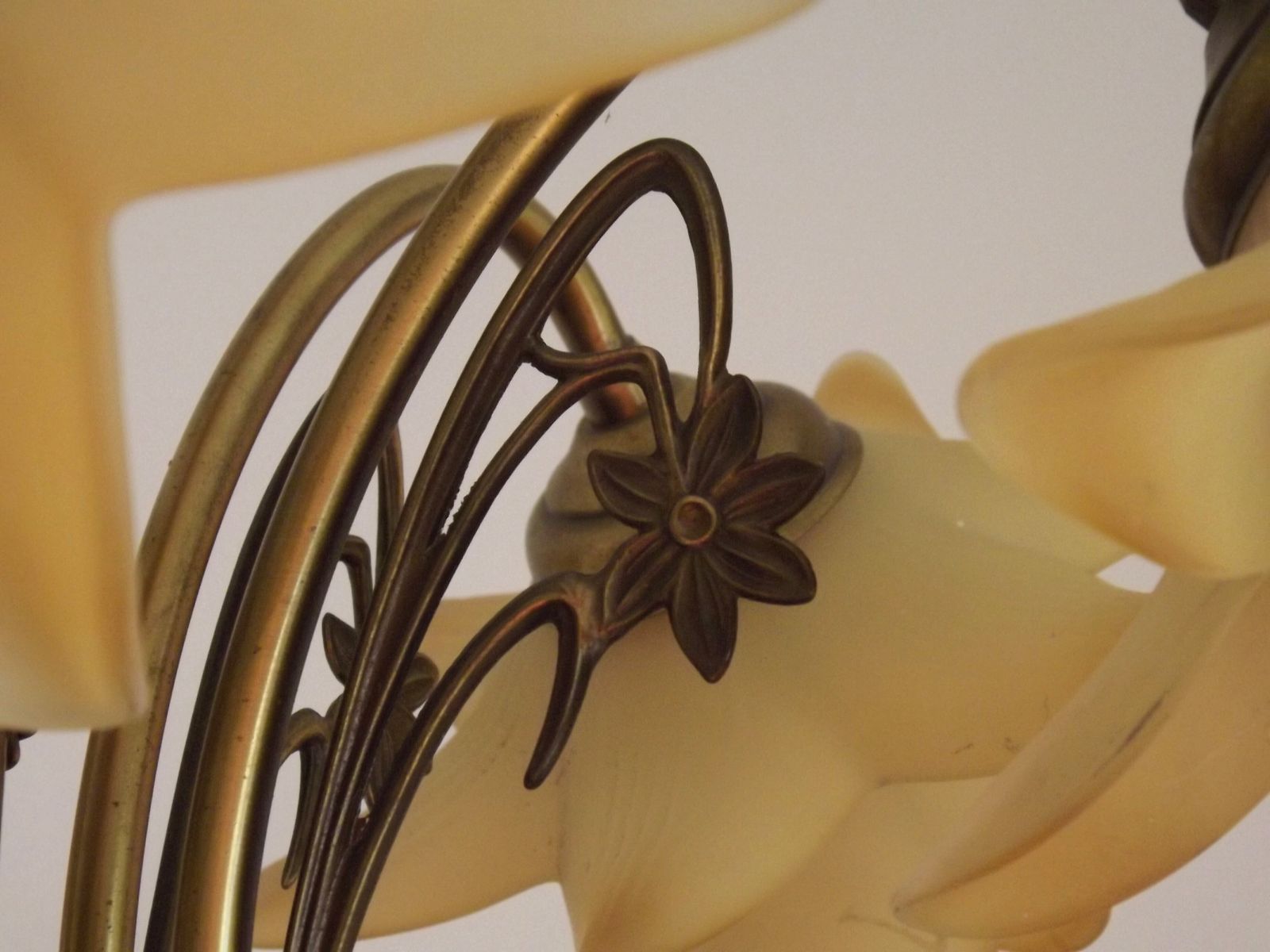 photo vinterior French Vintage 5 Light Bronze Effect Metal Chandelier Pretty Glass Flower Shades