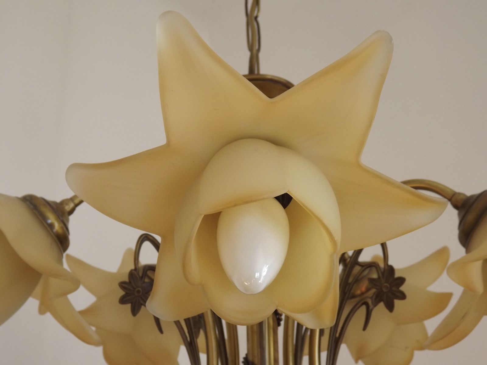 photo vintage French Vintage 5 Light Bronze Effect Metal Chandelier Pretty Glass Flower Shades