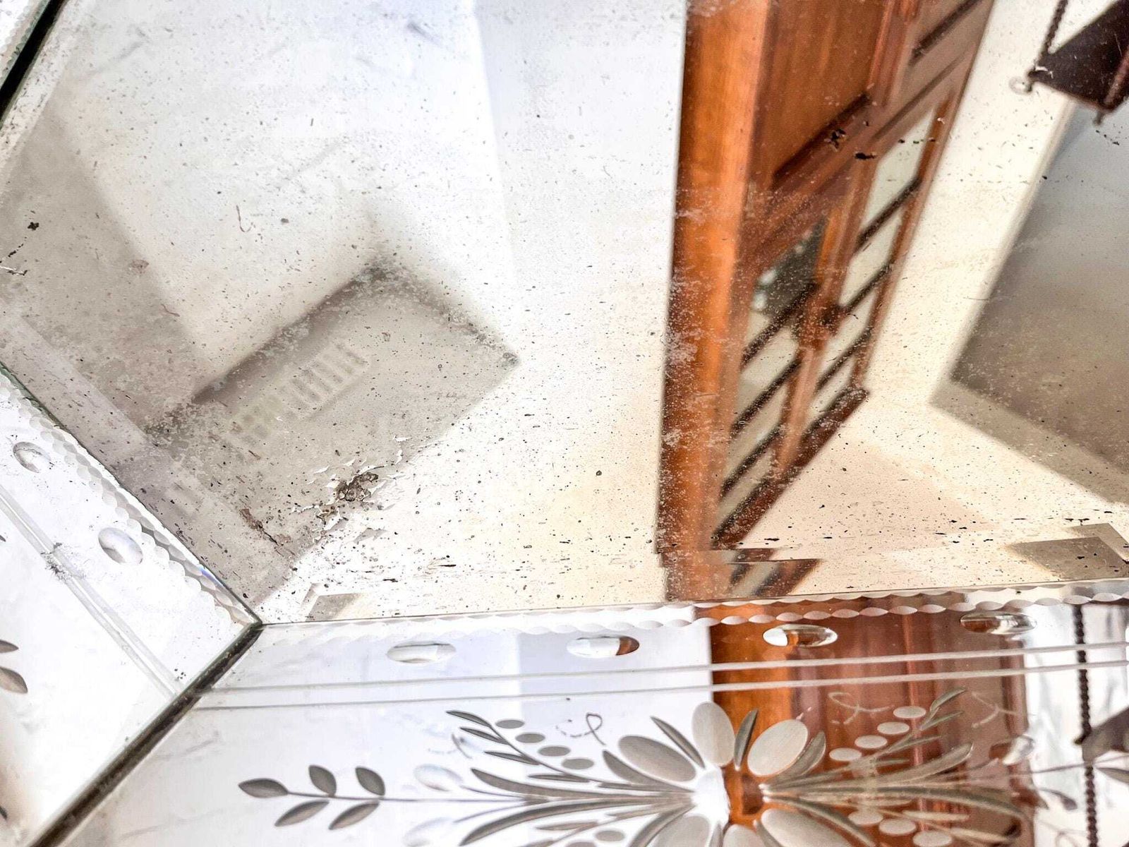 Antique French Circular Venetian Mirror With Etched Floral Design And Scalloped Edges photo vinterior