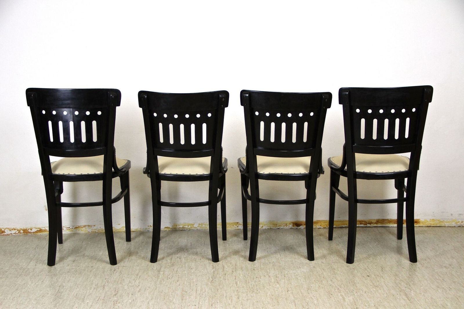 photo vintage 20th Century Art Nouveau Dining/ Salon Suite With Round Table By Thonet, At 1910