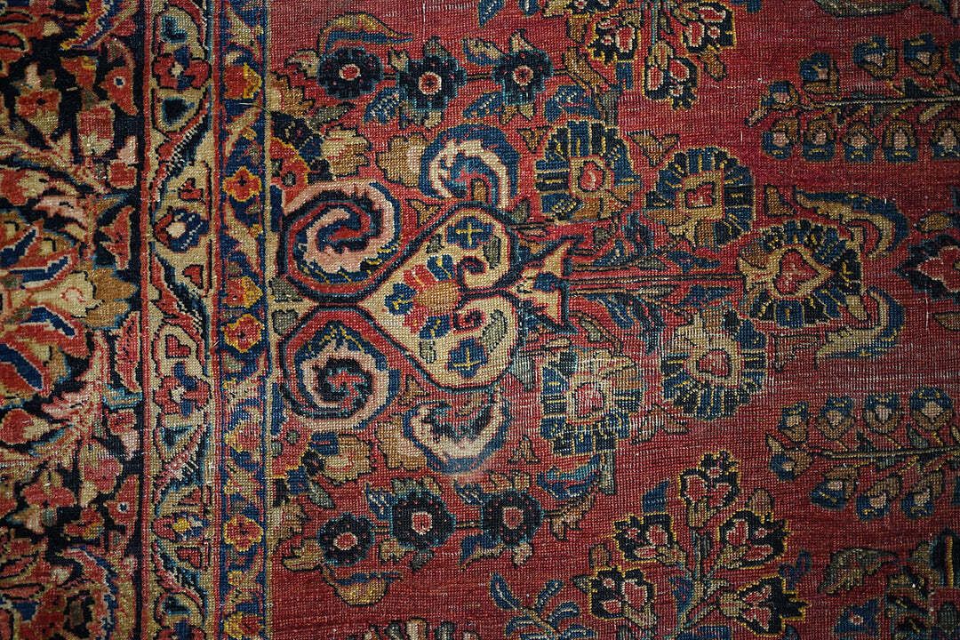 photo vintage A Large Early 20thc Sarouk Carpet C.1930 40