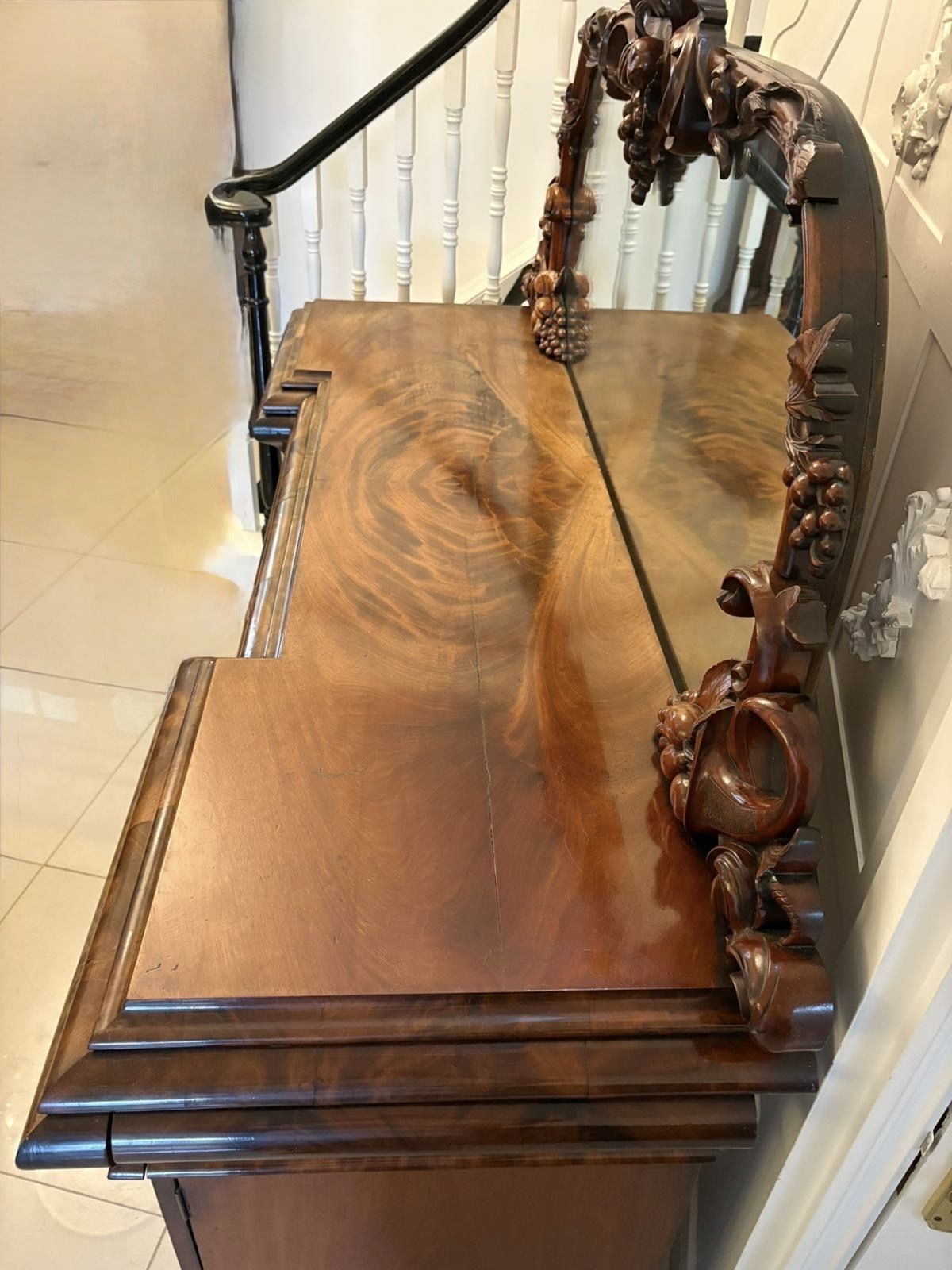 photo vintage Outstanding Quality Antique 19th Century Carved Mahogany Sideboard