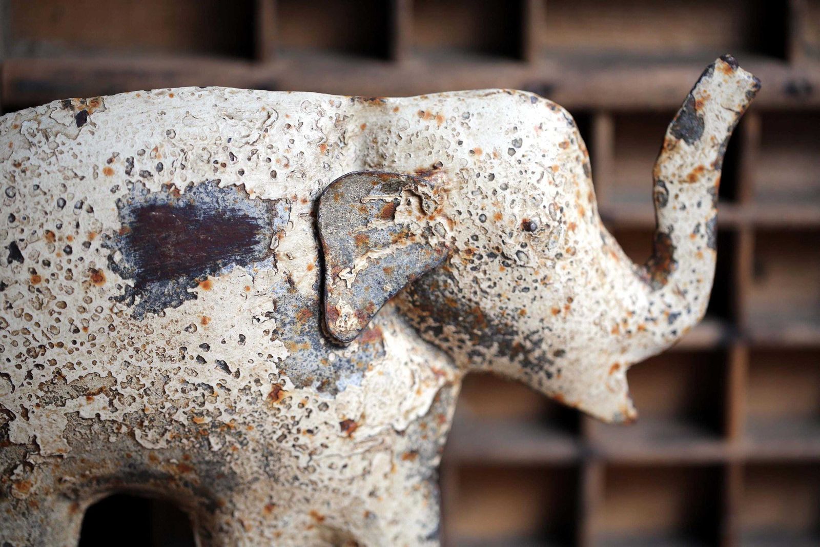 Distressed Vintage Elephant Statue Rusty Metal Figurine photo vinterior