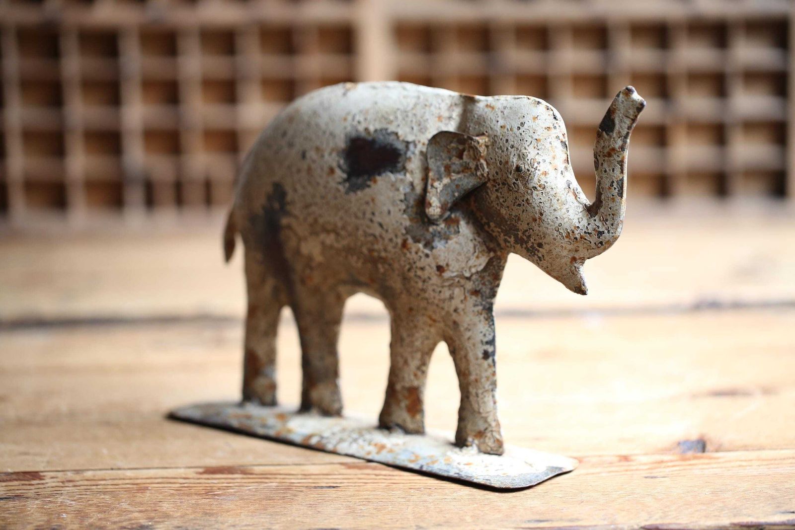 Distressed Vintage Elephant Statue Rusty Metal Figurine photo vintage