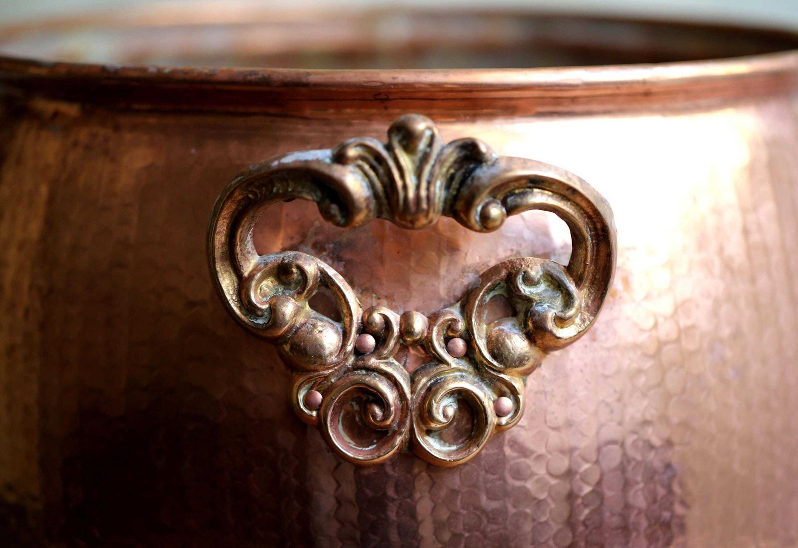 Copper Cauldron Hammered Kettle Copper Planter With Brass Handles Gilde Handwerk photo for sale