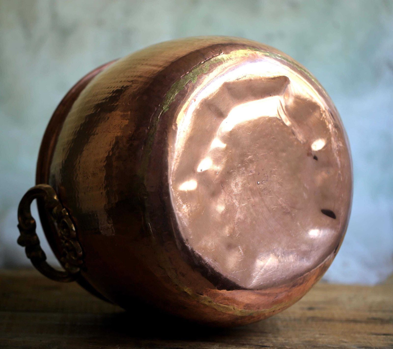 photo furniture Copper Cauldron Hammered Kettle Copper Planter With Brass Handles Gilde Handwerk