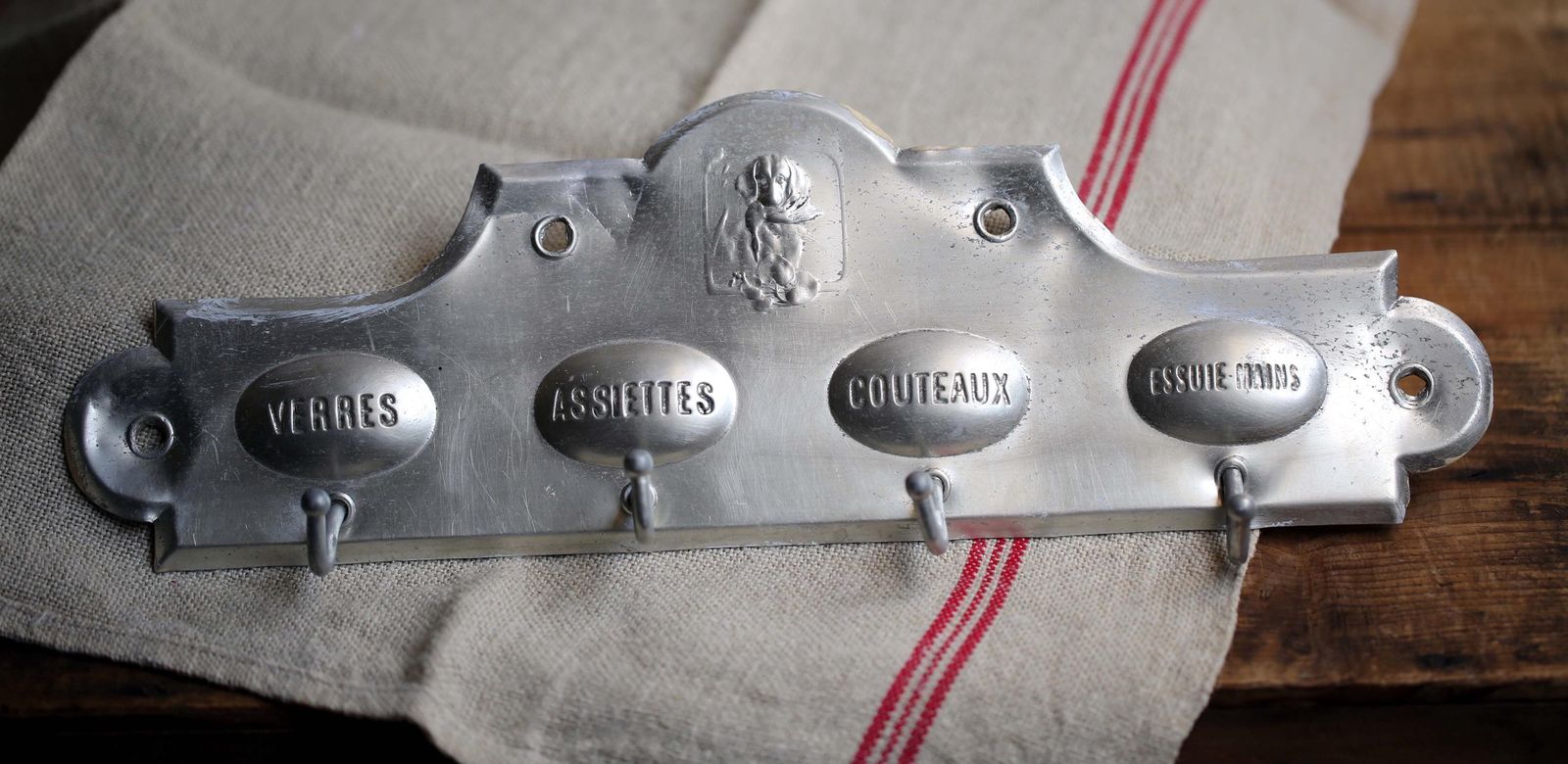 Antique Tea Towel Hooks Metal Sign French T Towel Holder Aluminum Hand Towel Hanger Gun Dog Hunting Scene photo for sale