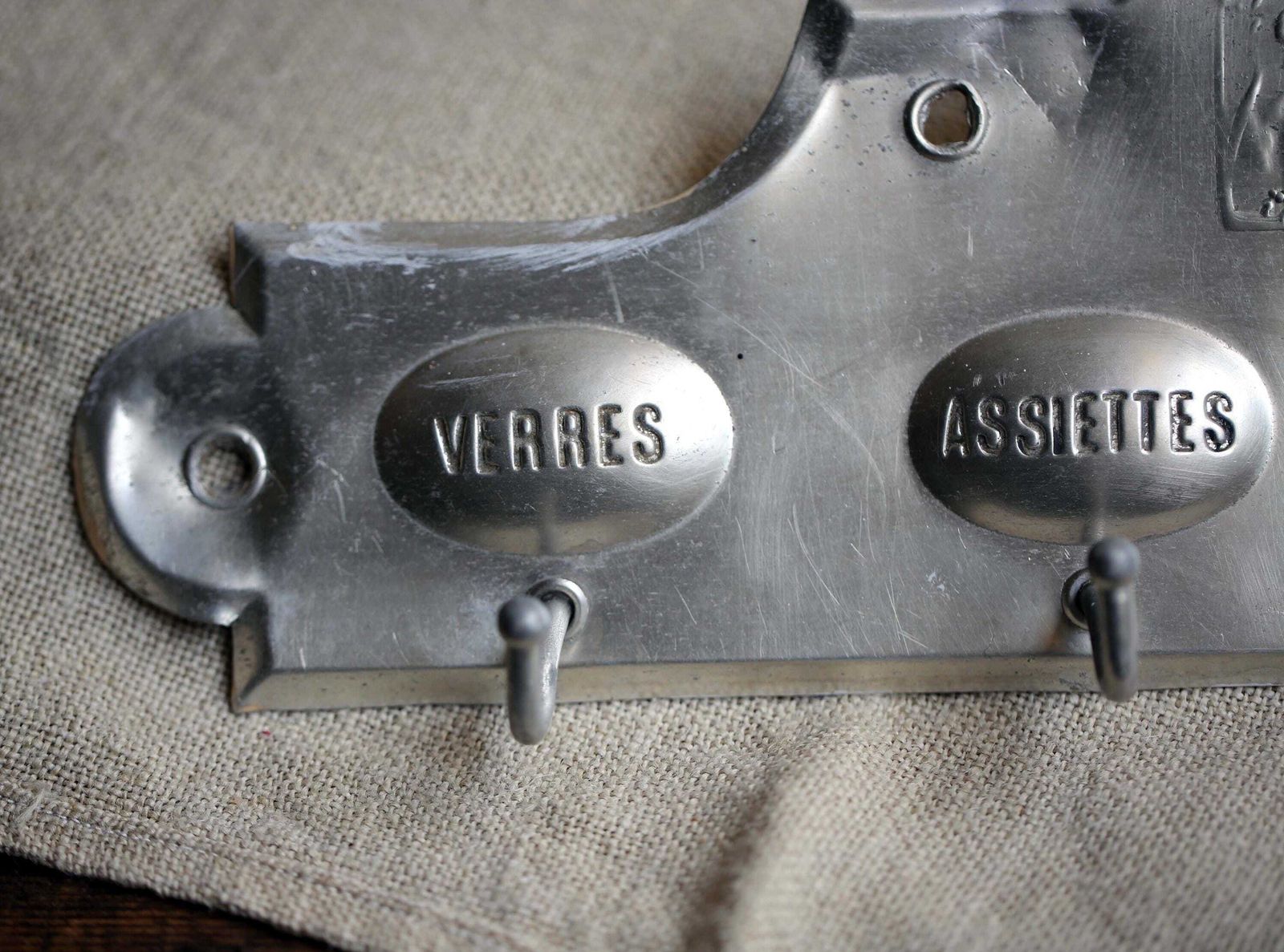 Antique Tea Towel Hooks Metal Sign French T Towel Holder Aluminum Hand Towel Hanger Gun Dog Hunting Scene photo 93.0