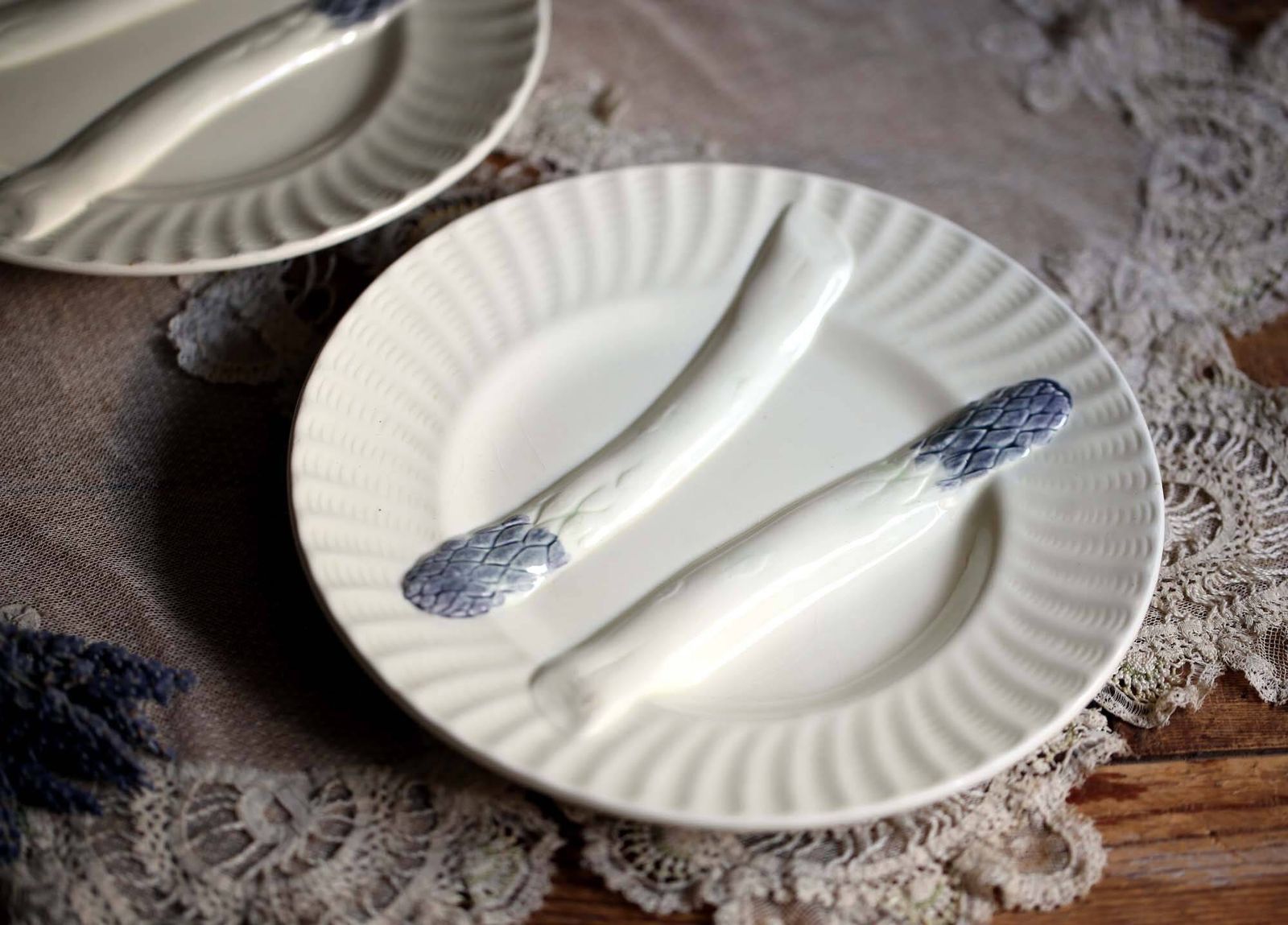 2 Antique Asparagus Plates White Majolica French Barbotine Vegetable Serving Platters Creil Et Montereau photo vinterior
