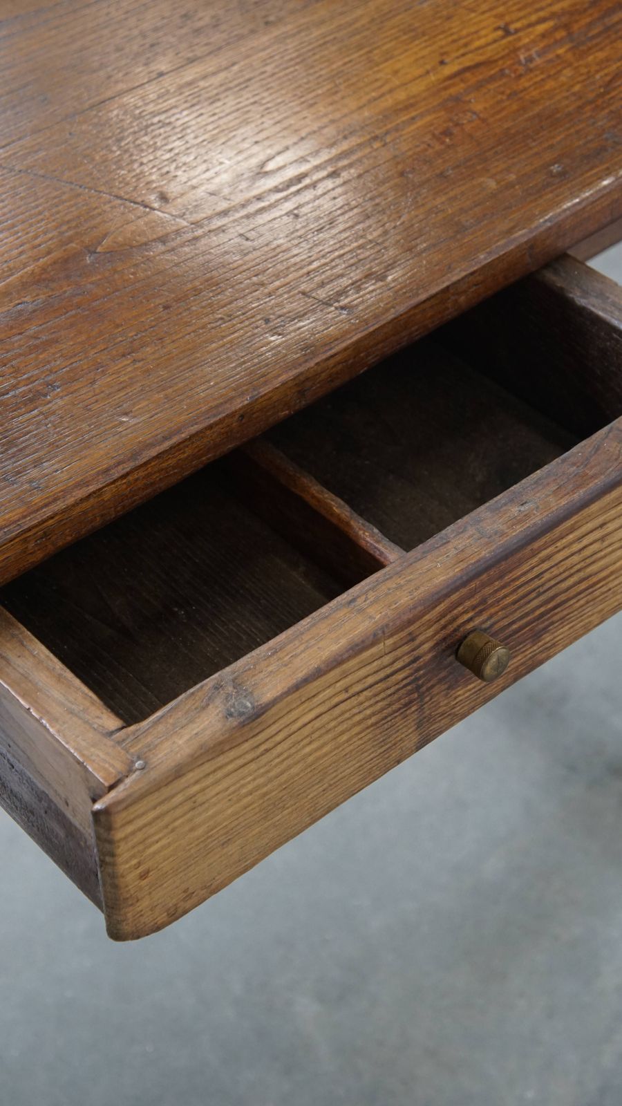 photo buy Antieke Franse Boereneeettafel Van Kastanjehout Voor 4 Tot 6 Personen, Met Twee Lades – Begin 19e Eeuw