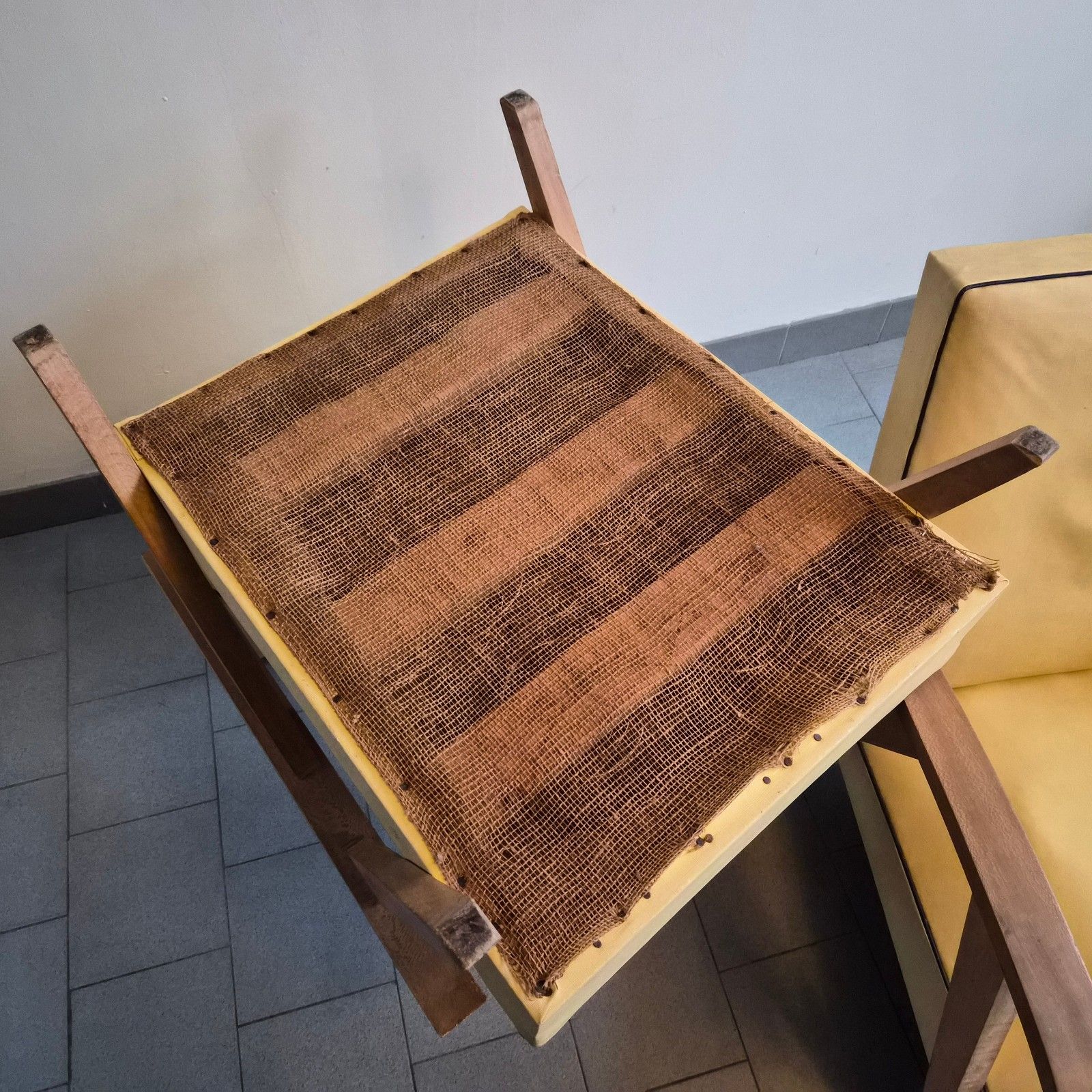 photo furniture Paar Vintage Jaren 1950 Kompaspoot Hetre & Skai Fauteuils Geel 50s Rockabilly