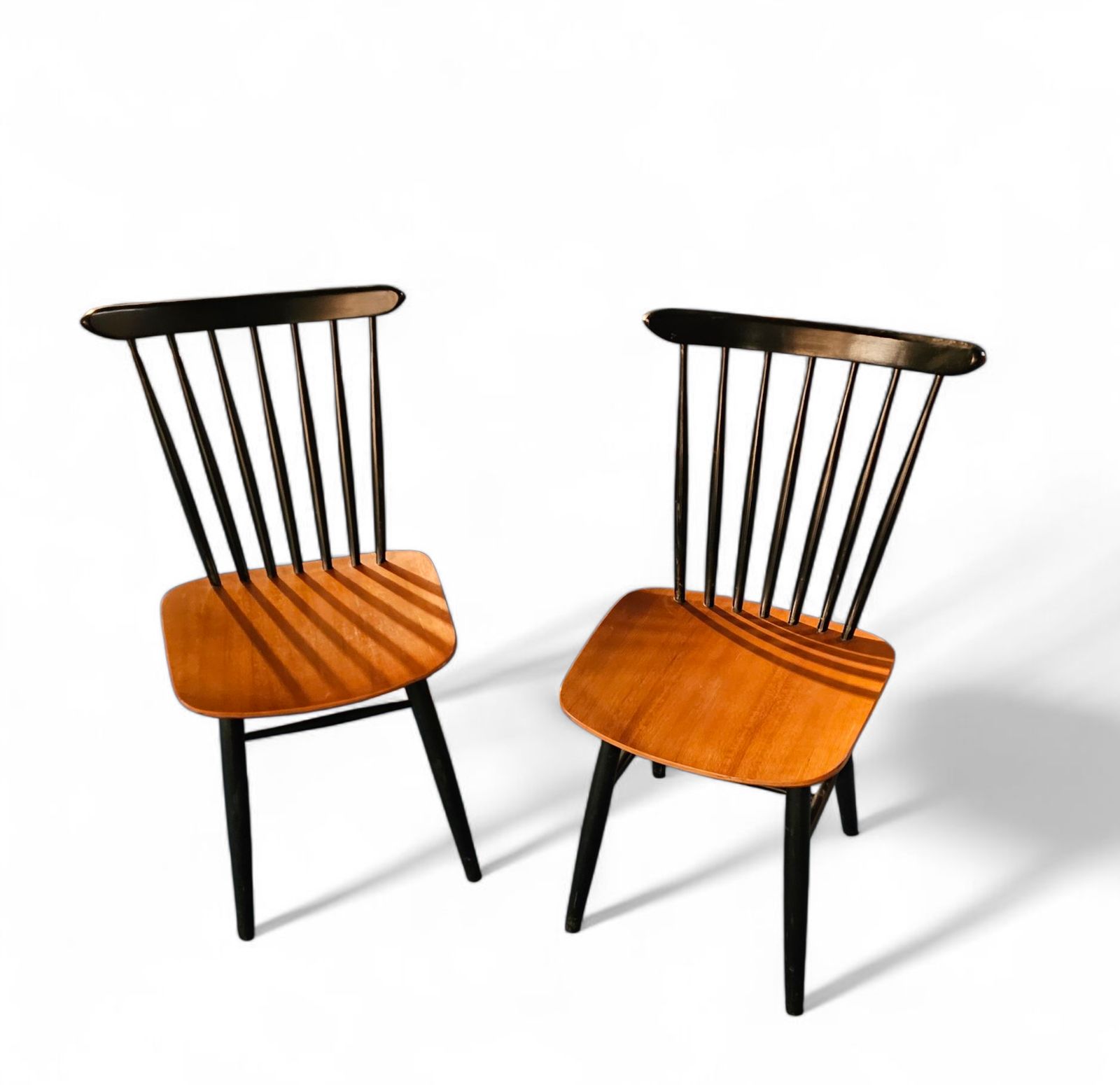 Set Of 2 Spindle Back Dining Chairs / Curved Seating / Teak Wood Seat / 1960s / Pastoe Holland / 1970s