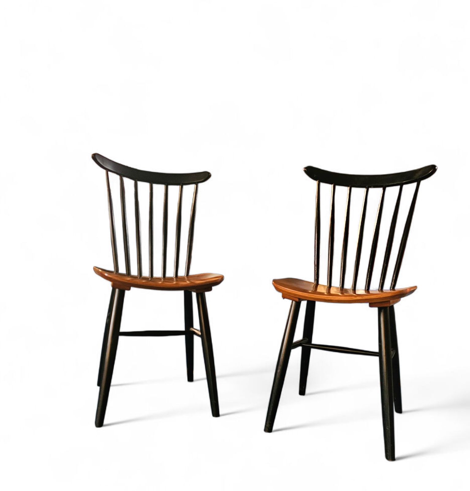 Set Of 2 Spindle Back Dining Chairs / Curved Seating / Teak Wood Seat / 1960s / Pastoe Holland / 1970s photo vinterior