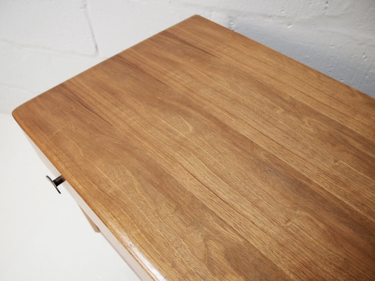 Rare English Oak Three Drawer Chest On Splayed Legs. photo vinterior