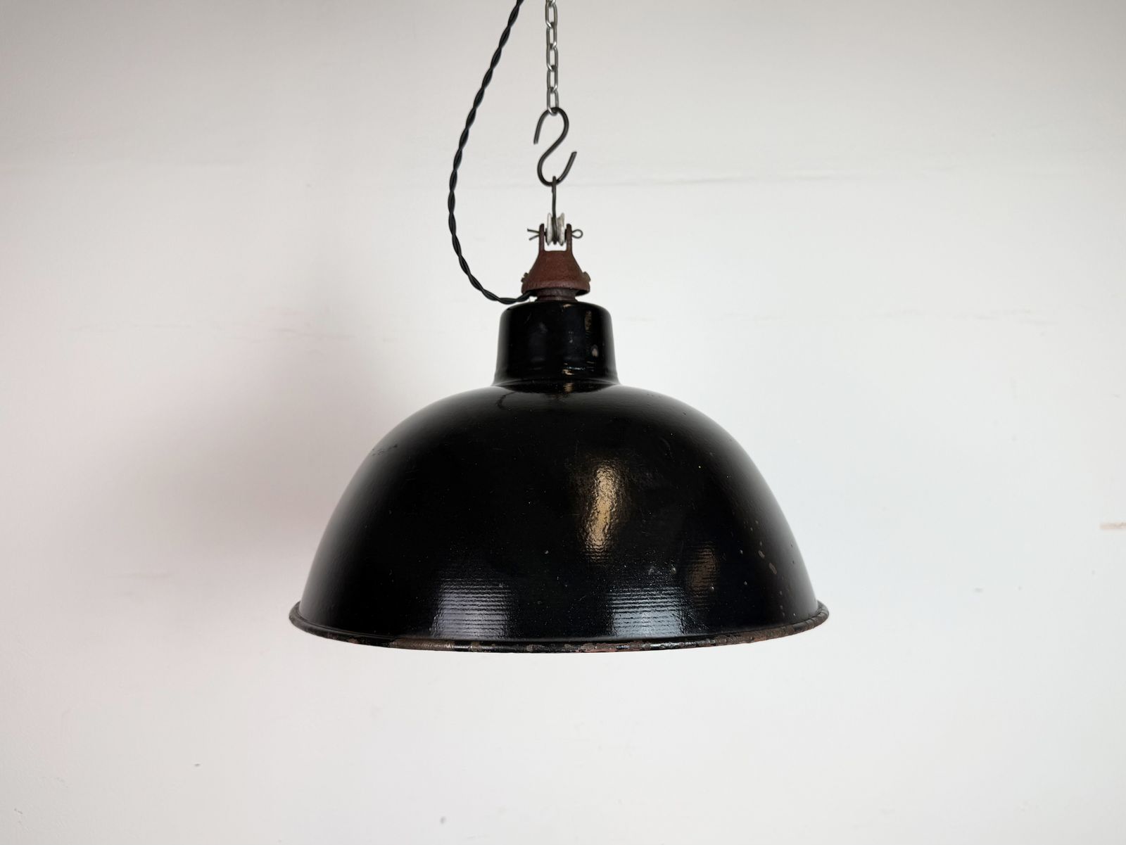 photo vintage East German Black Enamel Factory Light By Lbd Veb Leuchtenbau Dresden, 1950s