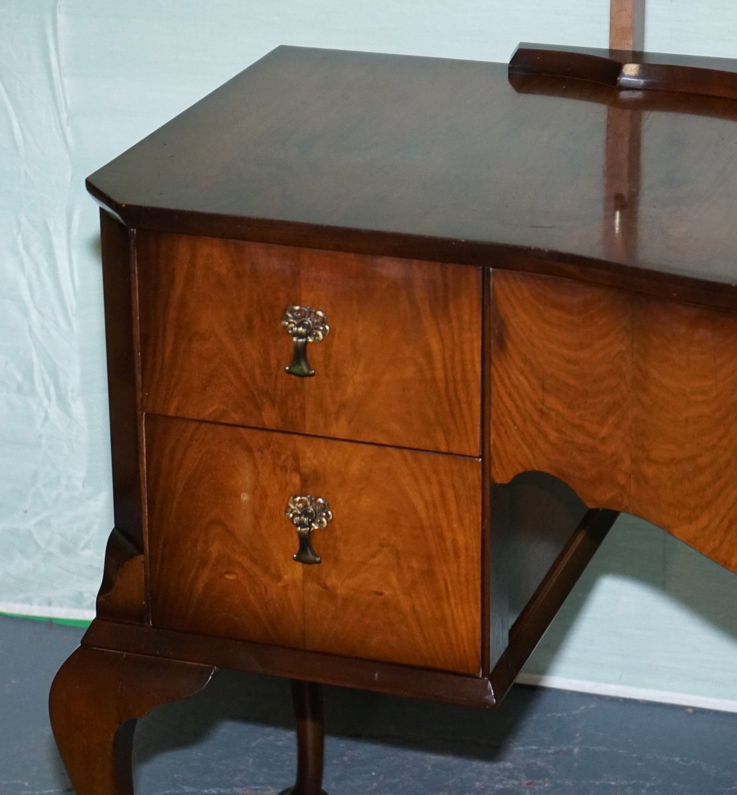 Vintage Queen Anne Style Legs Dressing Table Vanity With Large Mirror photo 1250.0