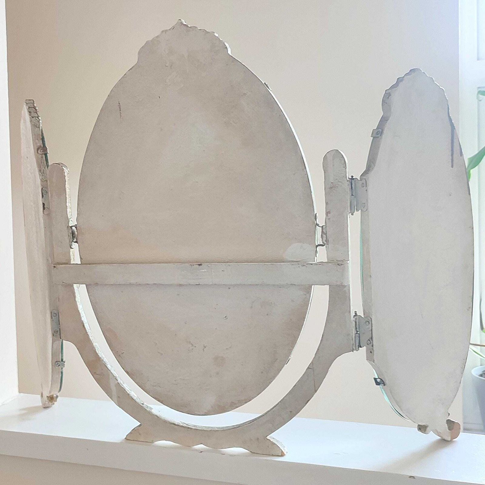 photo vintage Miss Haversham's Romantic Ruin: Shabby Chic Gold Gilt Triptych Triple Vanity Mirror