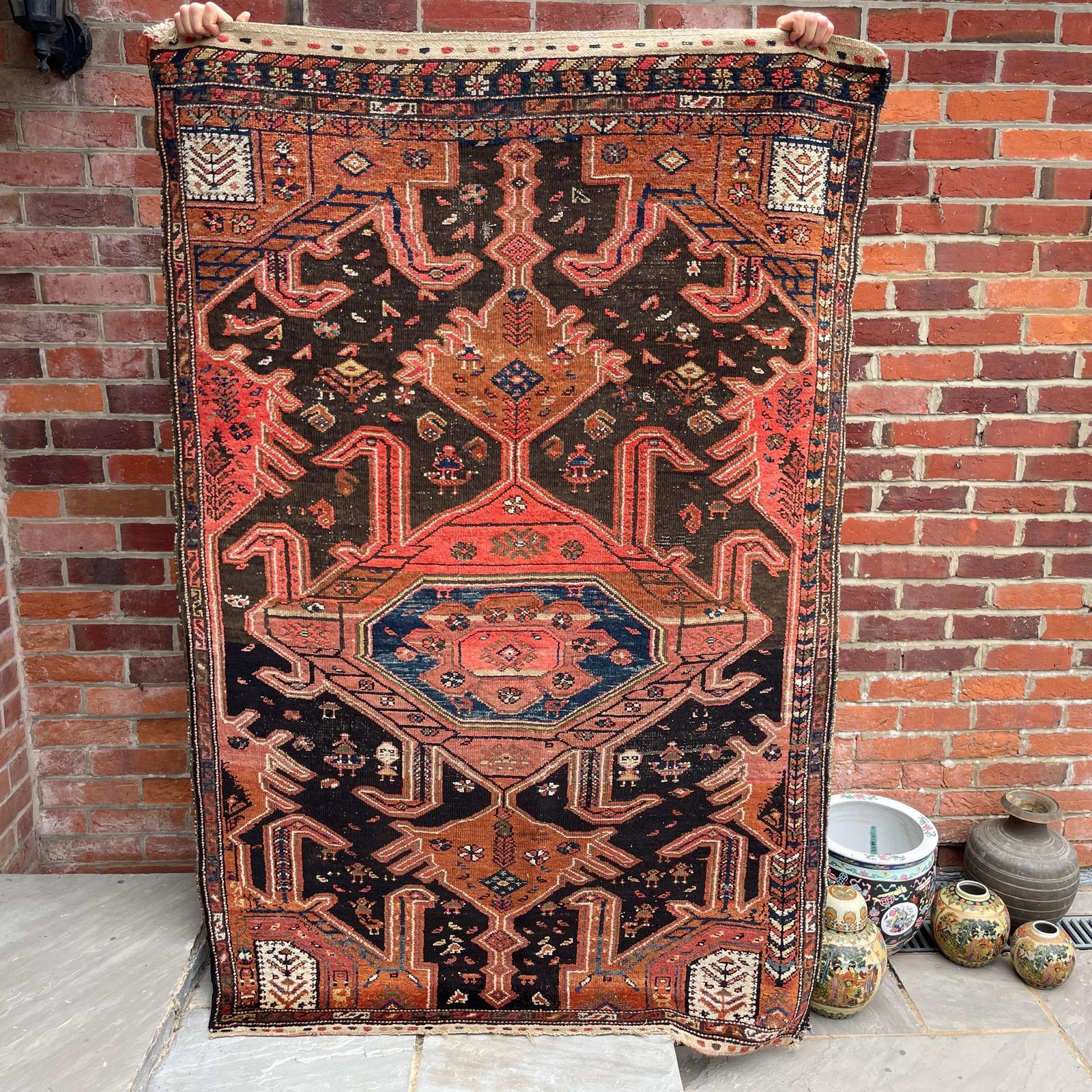 photo vintage Vintage Heriz Wool Rug Red Brown Blue Geometric Pattern Hand Knotted Area Carpet Luxury Boho Bohemian Decor Middle Eastern Floor Rug