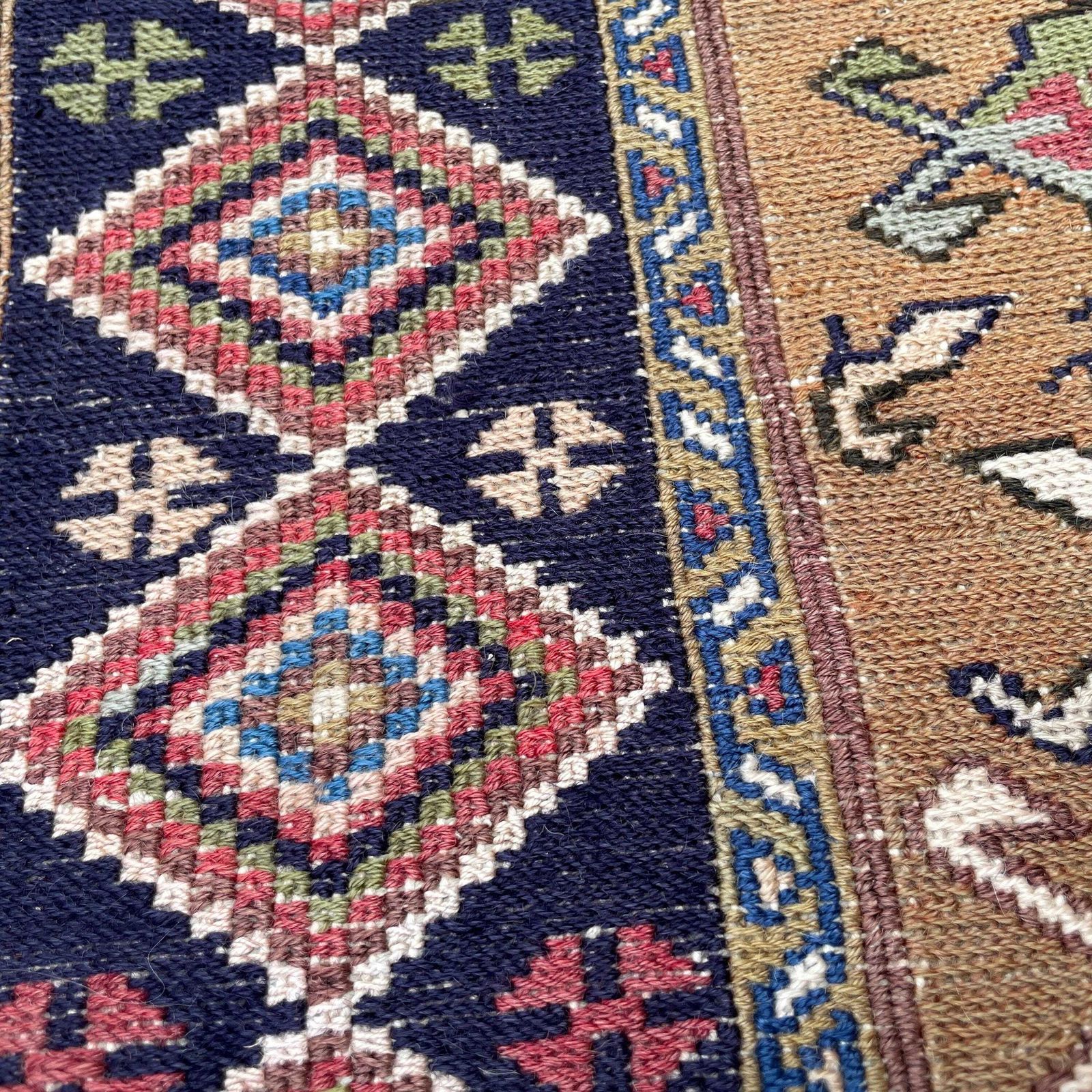 photo vinterior Vintage Wool Rug Handwoven Thin Weave Geometric Design Rectangle Middle Eastern Carpet Handmade Boho Area Rug Tassels Brown Red