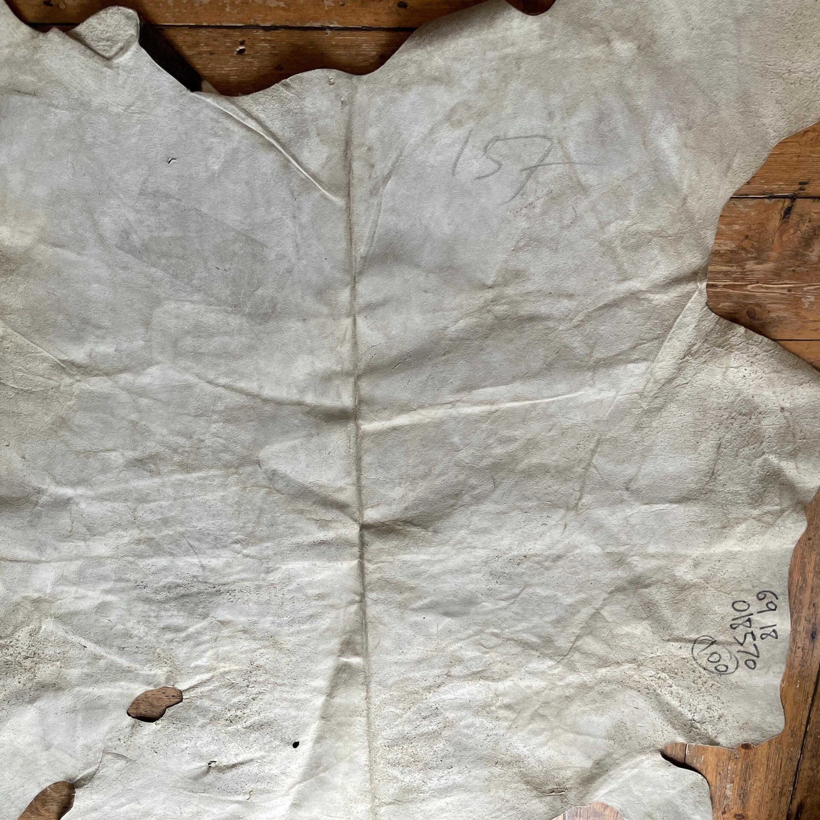 photo vinterior Natural Brown White Cowhide Rug Genuine Leather Unusual Shape Farmhouse Rustic Boho Western Style Floor Mat Large Hide Home Accent