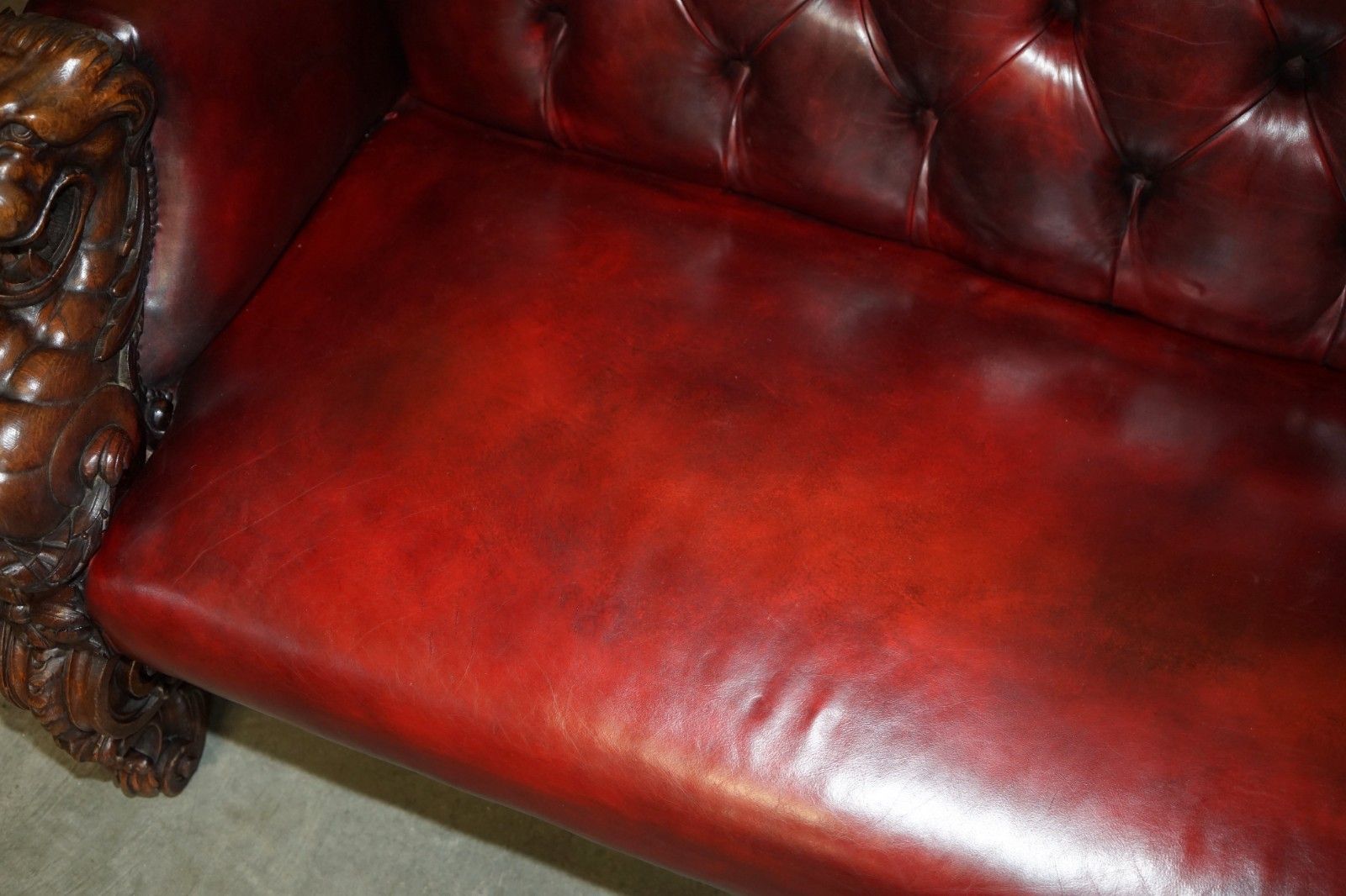 photo vintage Rare Lion' Head Hand Carved Antique Victorian Chesterfield Oxblood Leather Sofa
