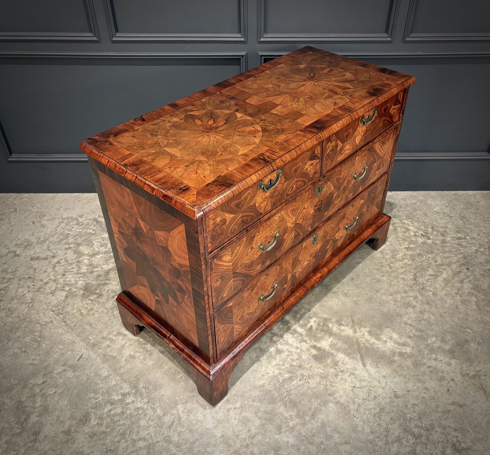 Early 18th Century Kingwood Oyster Chest Of Drawers