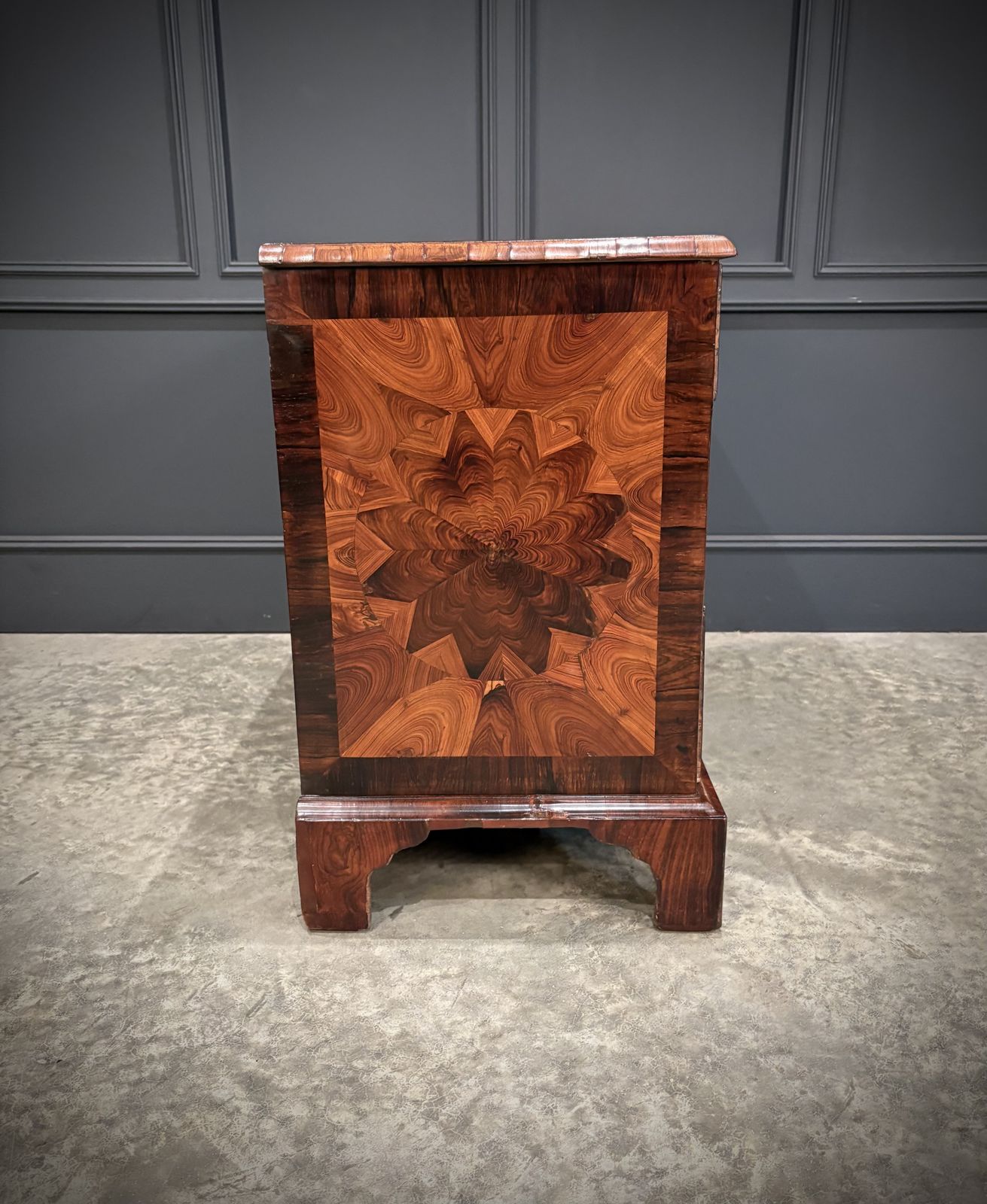 photo vinterior Early 18th Century Kingwood Oyster Chest Of Drawers