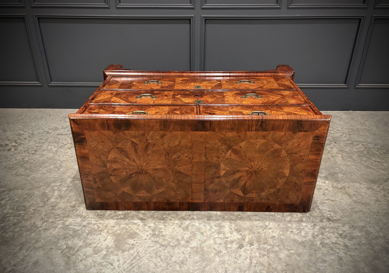 photo vintage Early 18th Century Kingwood Oyster Chest Of Drawers