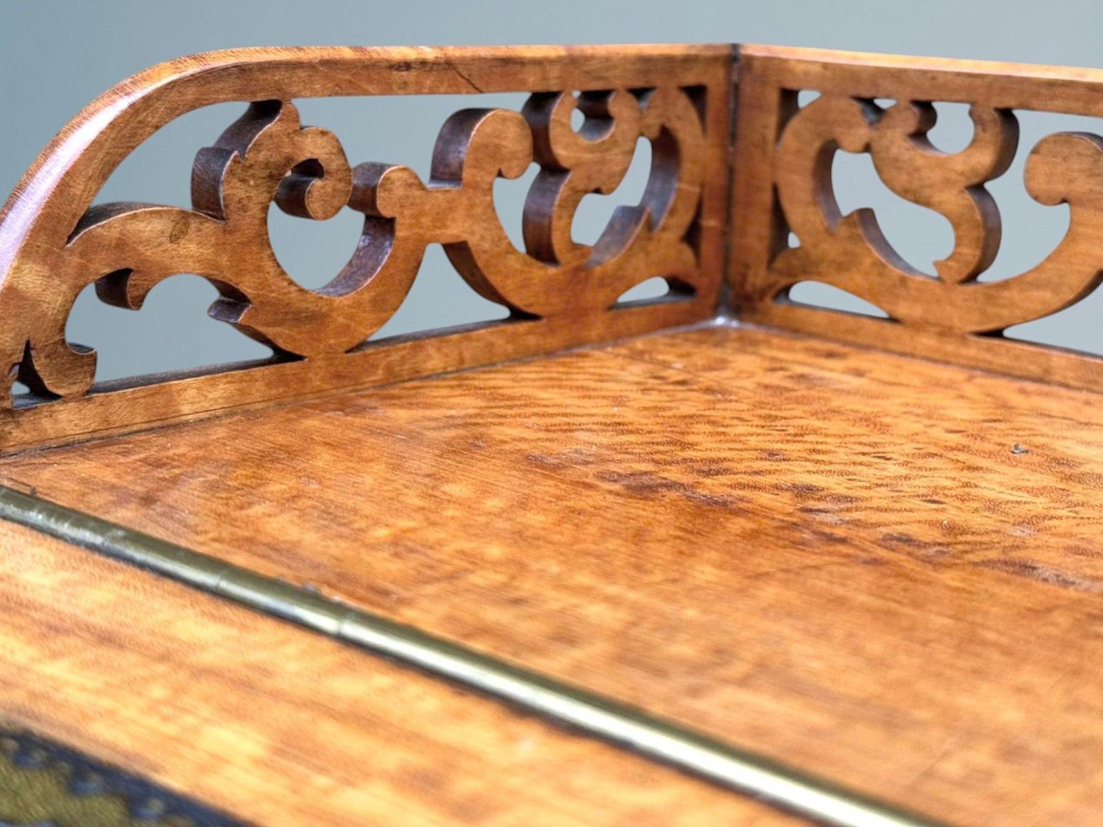 photo vintage An Antique Victorian Satinwood Davenport Desk