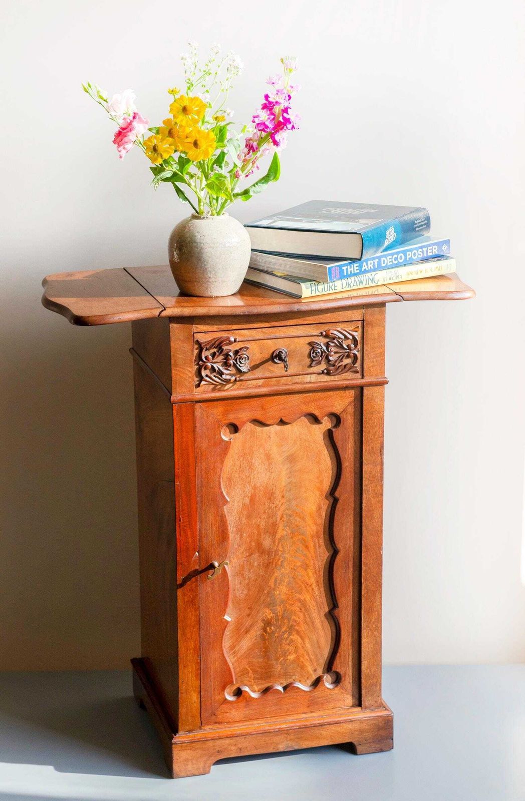 Antiek Walnoten Kabinet Met Uitklapbaar Blad, 19e Eeuw, Gesneden Zijkast Met Lade, Klassiek Victoriaans Nachtkastje photo furniture