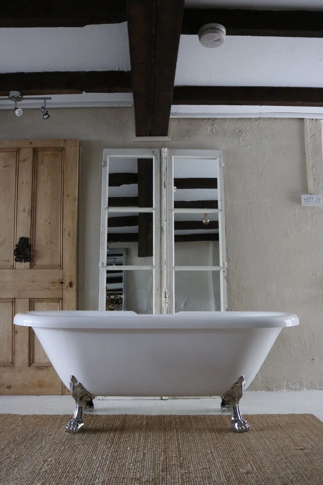 Stylish Acrylic Modern Roll Top Bath With Silver Ball And Claw Feet photo 300.0