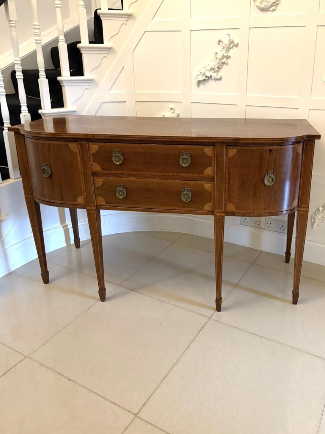 photo furniture Antique Quality Mahogany And Satinwood Crossbanded Sideboard