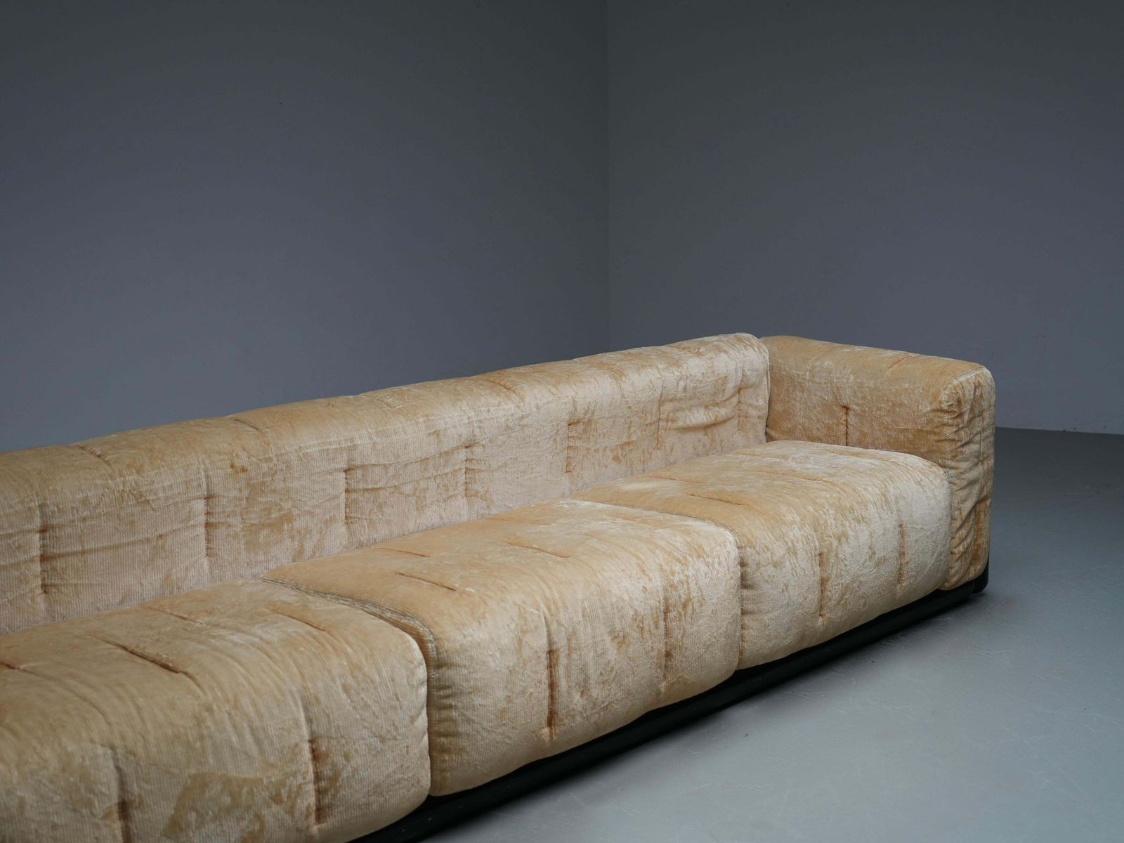 Carlo Scarpa "Cornaro" Three Seater Sofa In Velvet, Italy, 1970's photo vinterior