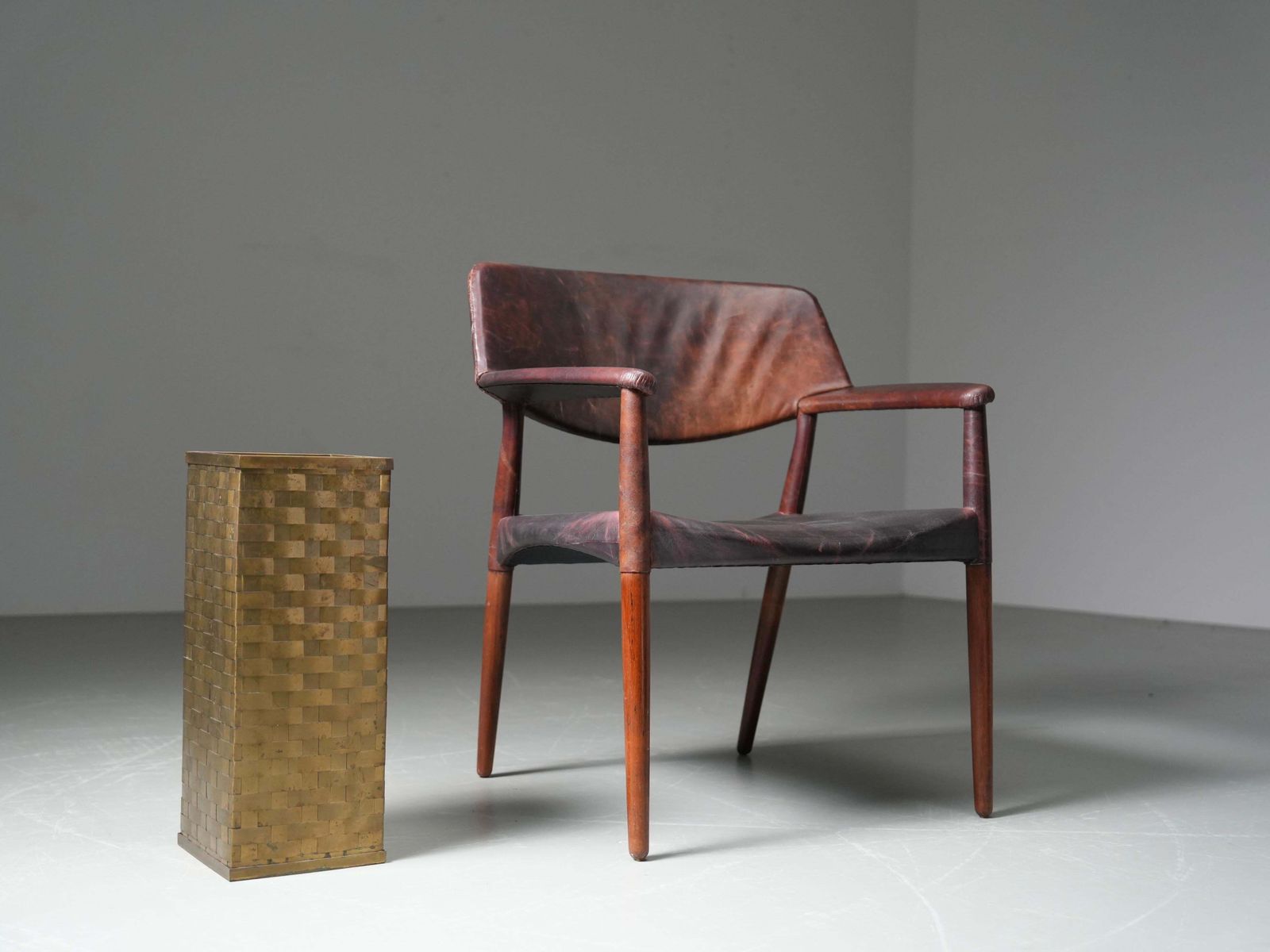 photo furniture Umbrella Stand In Woven Brass, Italy, 1950's