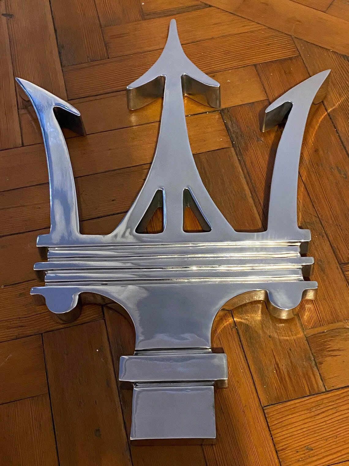 Extra Large Maserati Trident Dealership Garage Sign Ornament Statue Showroom Sculpture Dealer Mascot Aluminium Art Maserati 3200 4200 Ghibli Grecale photo Art