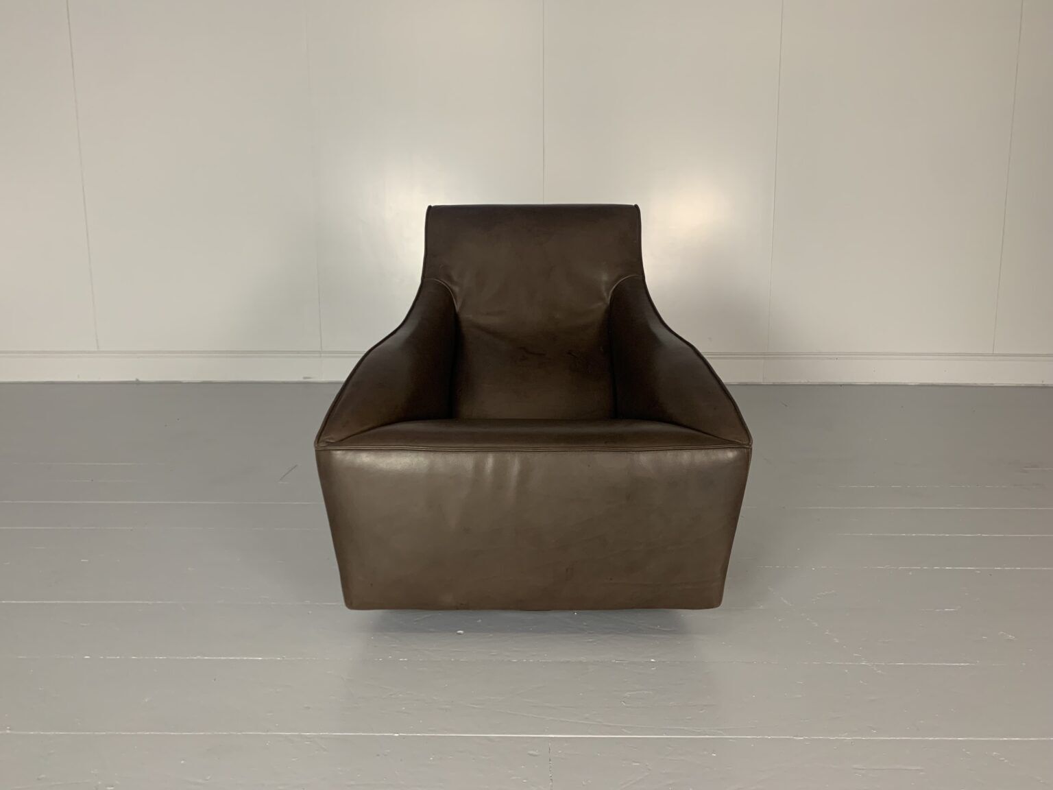 Molteni & C “Doda” Armchair – In Pale Walnut Brown Leather photo for sale