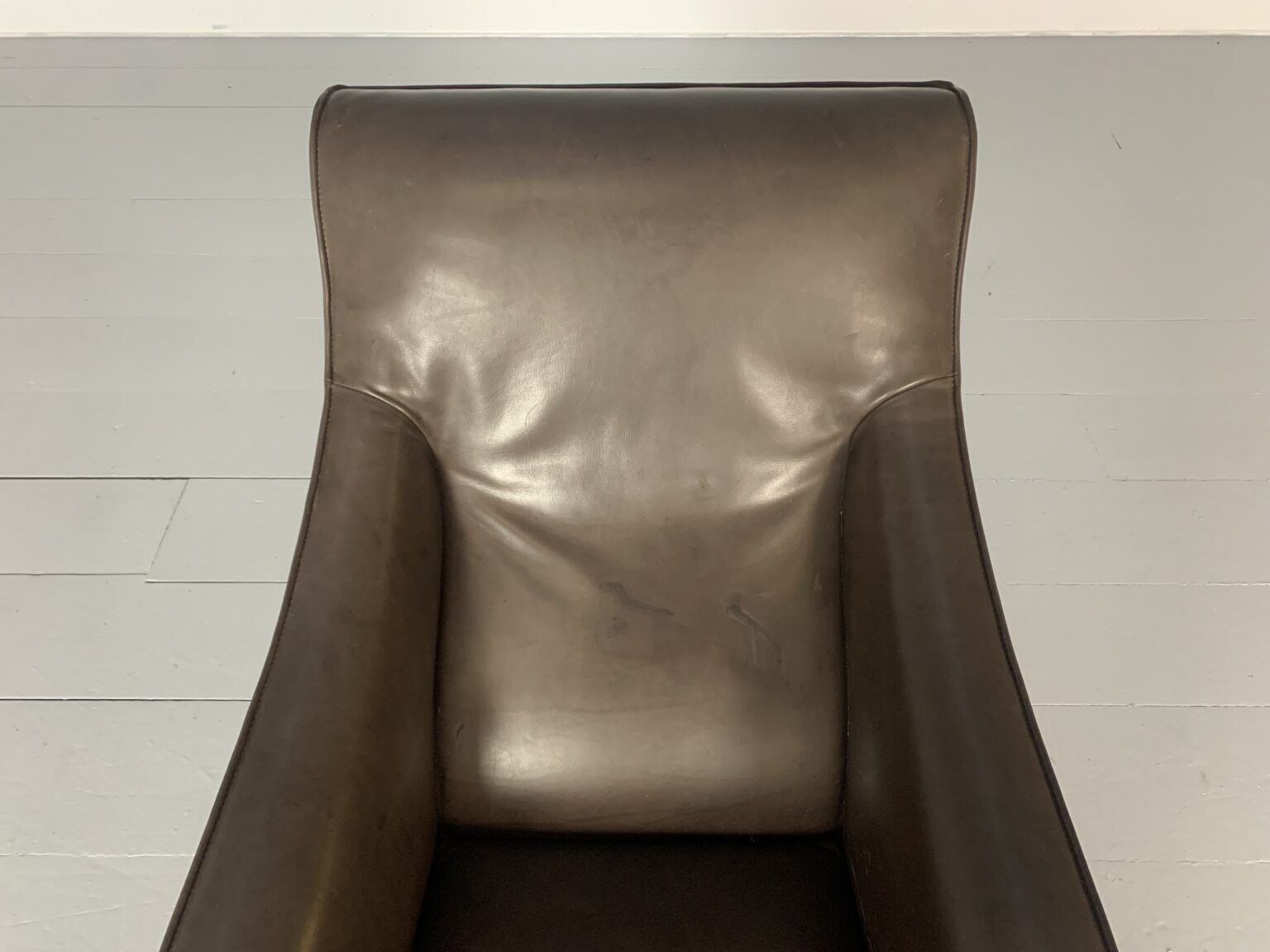 photo furniture Molteni & C “Doda” Armchair – In Pale Walnut Brown Leather
