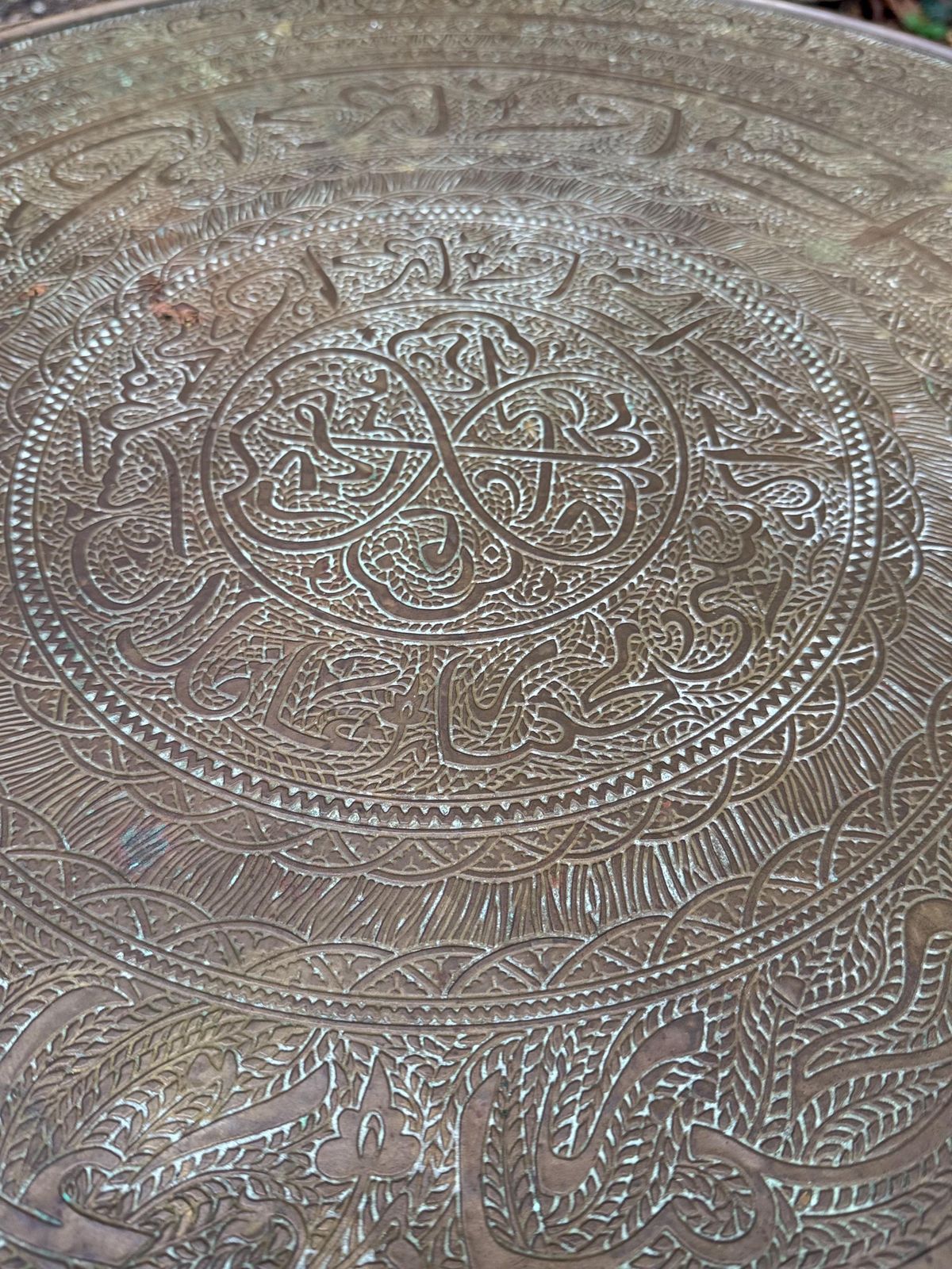 Antique Early/Mid 1900s Anglo Indian Brass Tray Table, Benares Table, Hand Etched Brass Tabletop, Turned Wooden Base, Folding Cross Leg photo vinterior