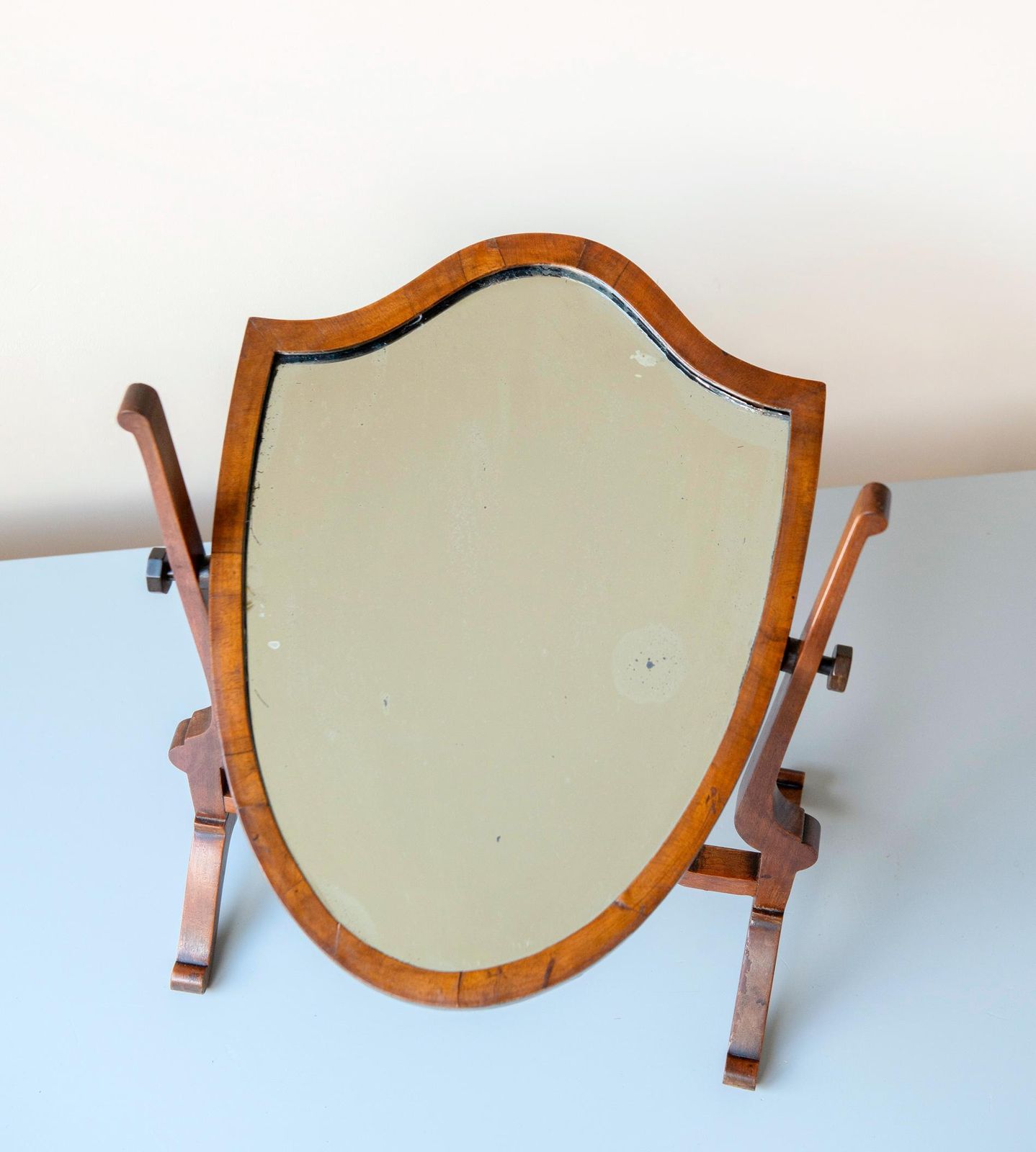 Décoration Miroir de table d'époque en forme d'écu, cadre en acajou, miroir de toilette réglable, style édouardien, Angleterre photo