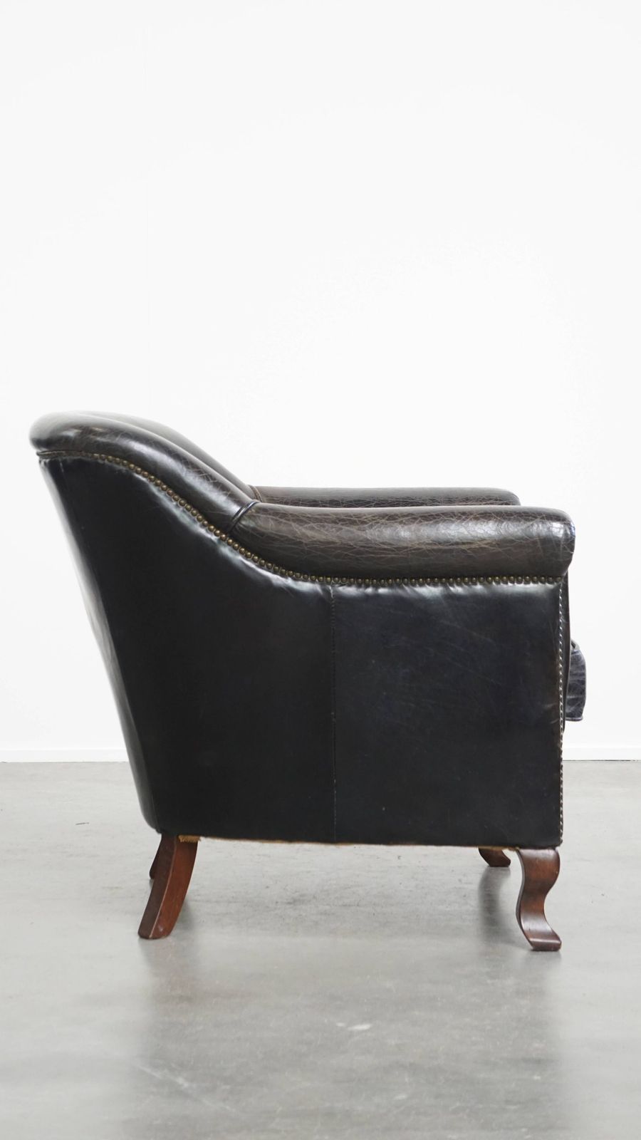 Stevige Zwarte Fauteuil Van Gegraneerd Koeienhuid Met Sierlijk Ontwerp photo for sale