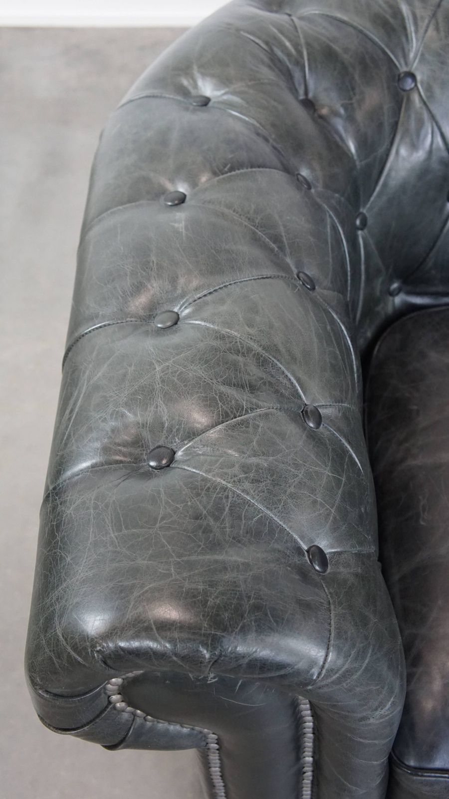 Ruime Zwarte Chesterfield Fauteuil Van Gekarakteriseerd Geaderd Koeienhuid photo buy