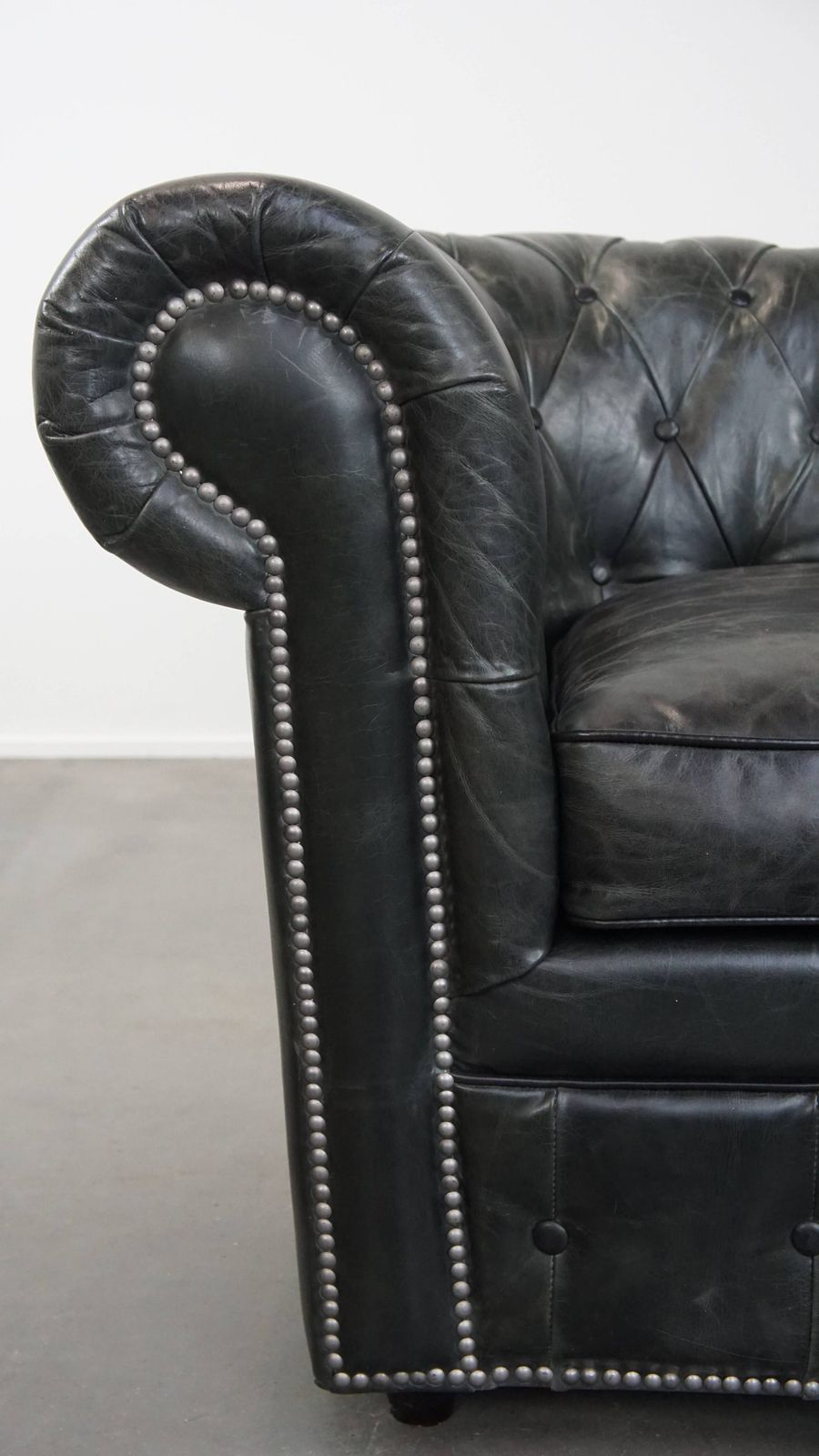 photo furniture Ruime Zwarte Chesterfield Fauteuil Van Gekarakteriseerd Geaderd Koeienhuid