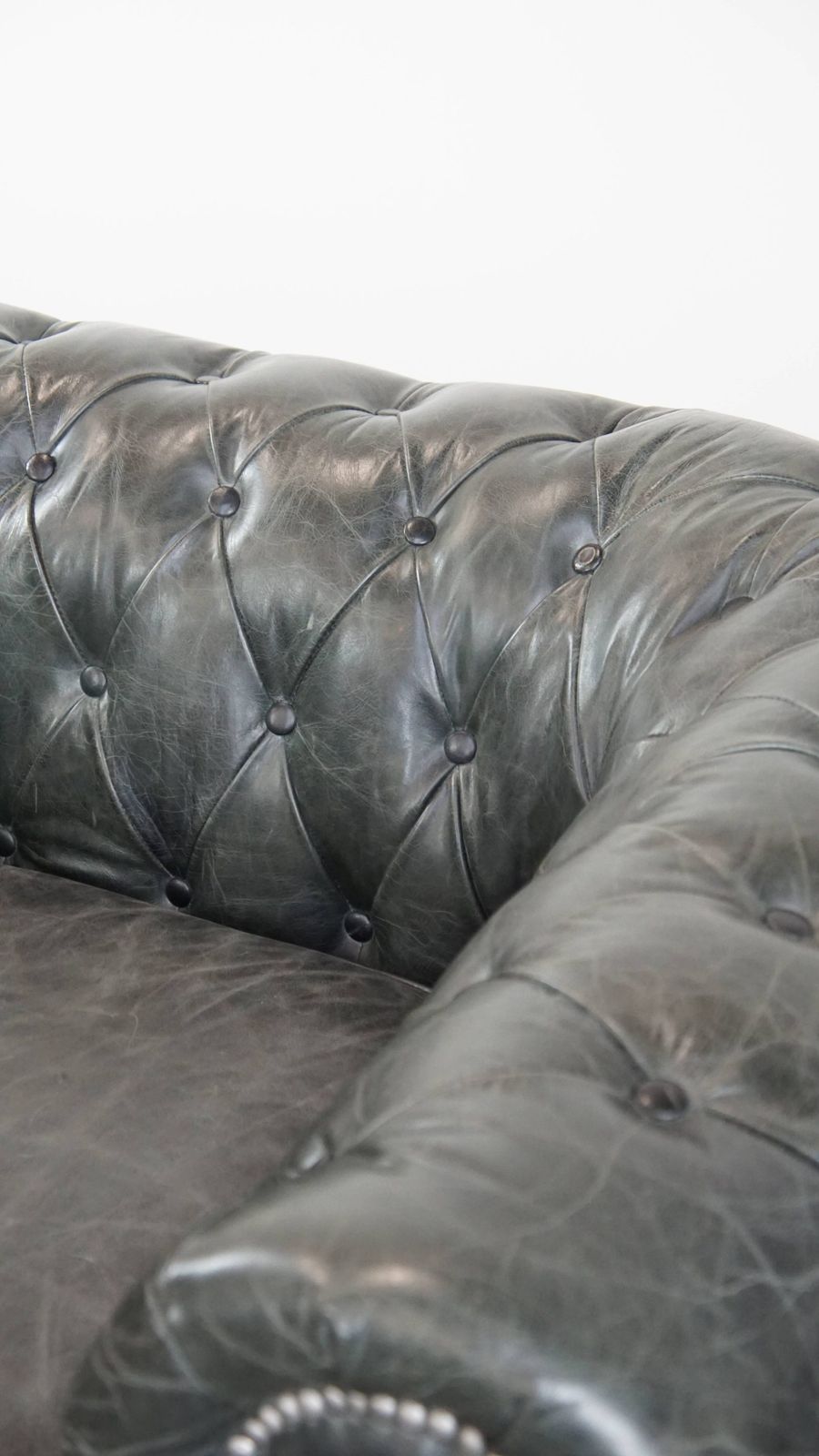 Meubels Ruime Zwarte Chesterfield Fauteuil Van Gekarakteriseerd Geaderd Koeienhuid photo