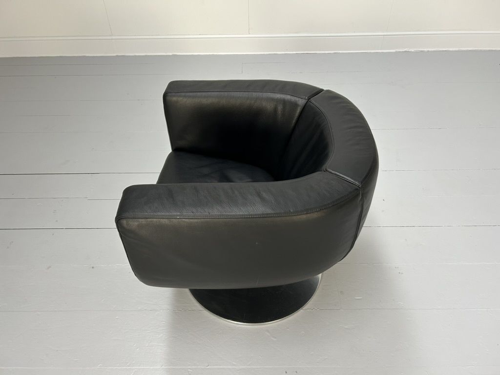 photo furniture B&B Italia “Tulip” Armchair – In Black “Gamma” Leather