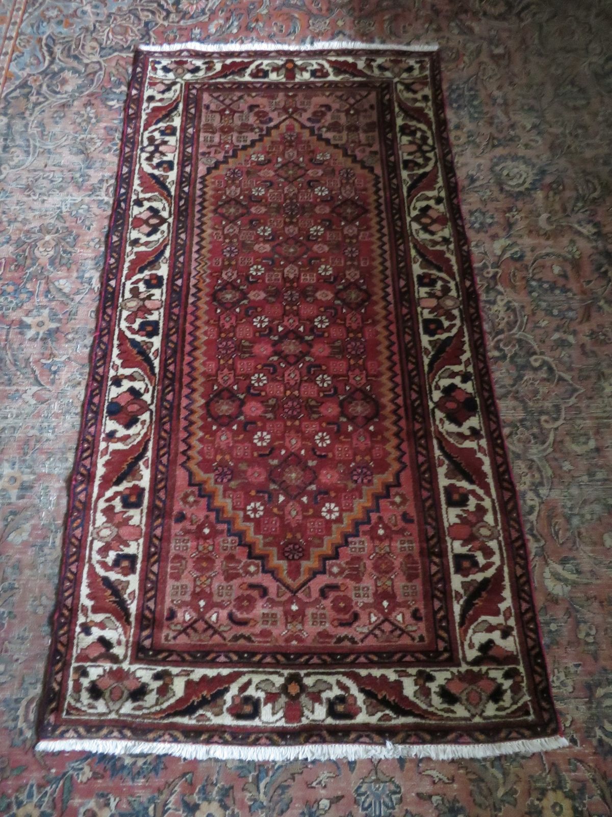 photo vintage Sanjan Hamadan Rug. 195cm X 97cm.