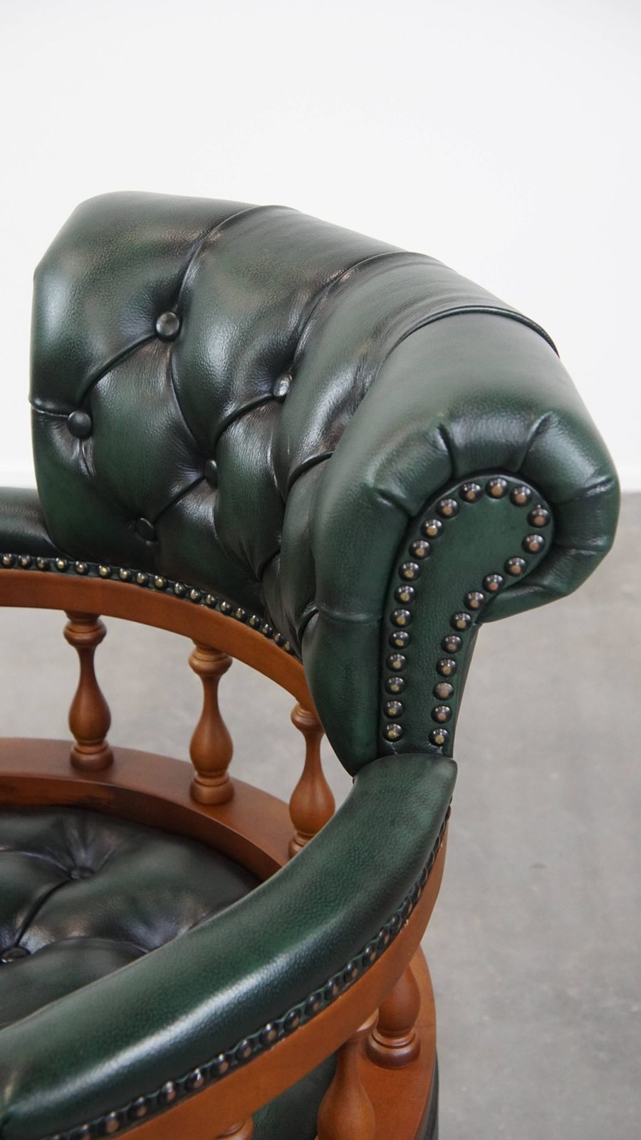 photo furniture Stylish Functional Dark Green Chesterfield Office Chair In Cowhide Leather And Wood On Wheels