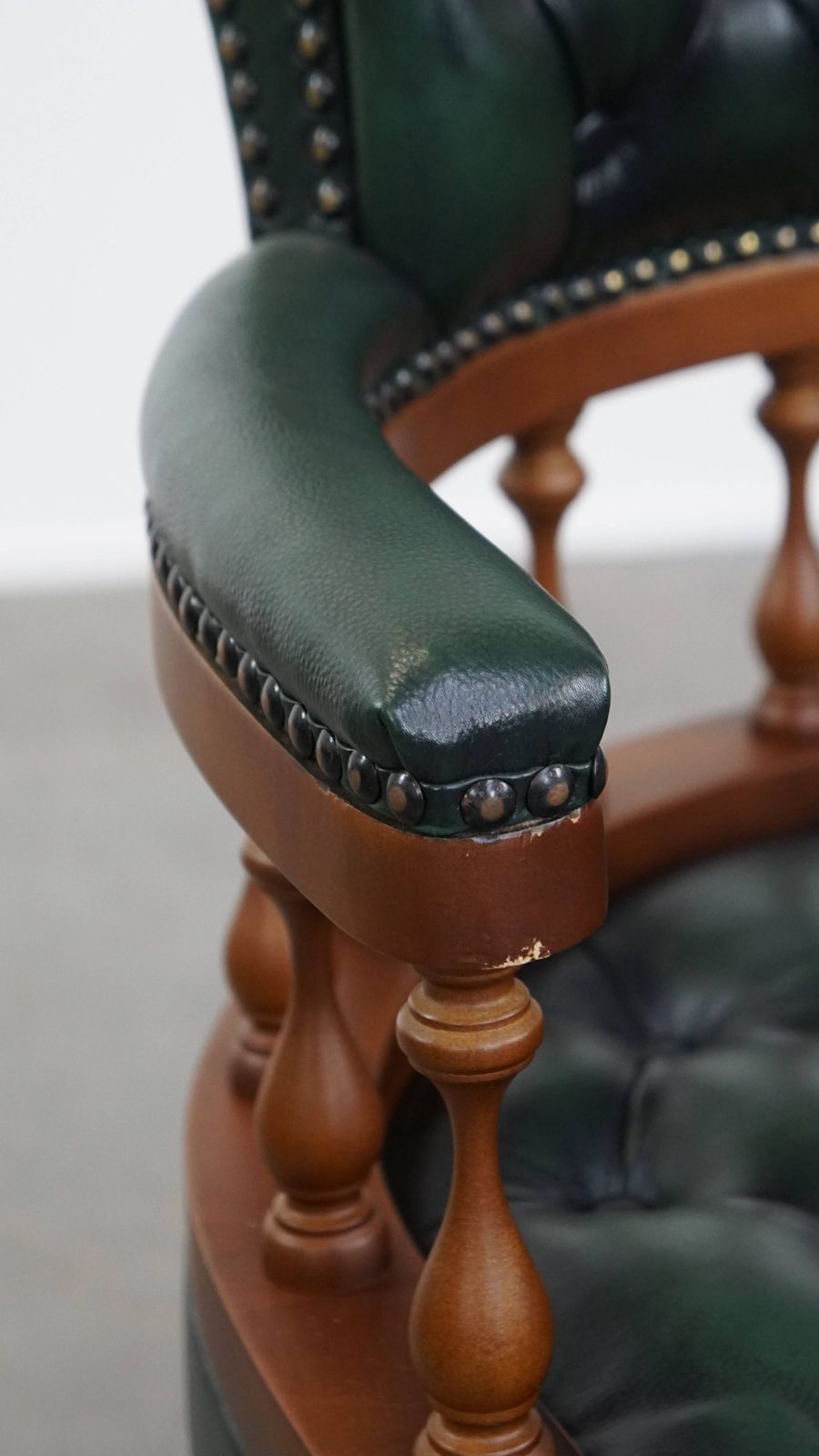 photo vinterior Stylish Functional Dark Green Chesterfield Office Chair In Cowhide Leather And Wood On Wheels